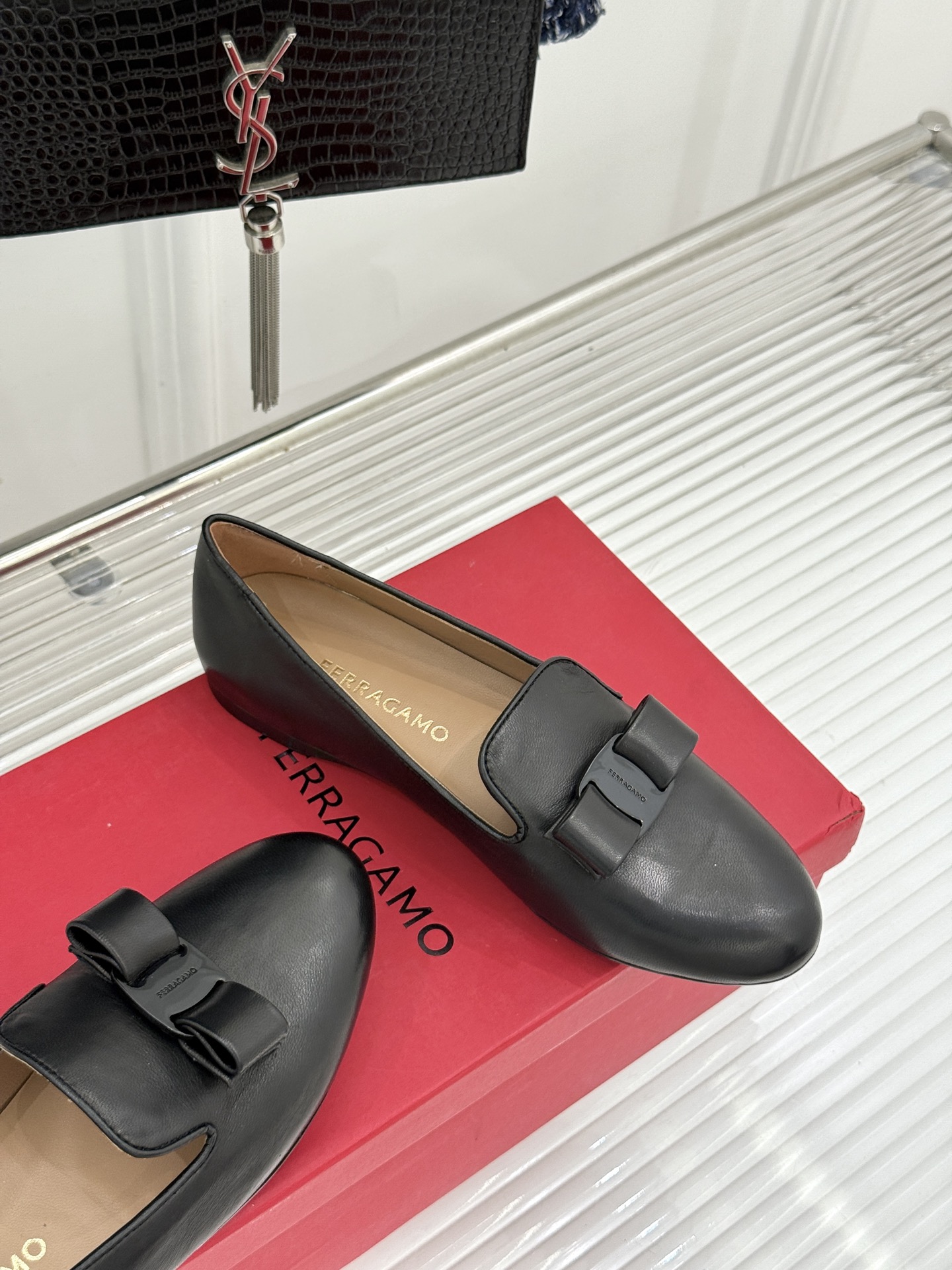 Ferragamo/菲拉格慕26WF新品 蝴蝶结平底单鞋 经典Vara蝴蝶结缀鞋头 平底轻盈久站也不累 专属足弓支撑更舒 Ferragamo/菲拉格慕26WF新品 蝴蝶结平底单鞋 经典Vara蝴蝶结缀鞋头 平底轻盈久站也不累 专属足弓支撑更舒