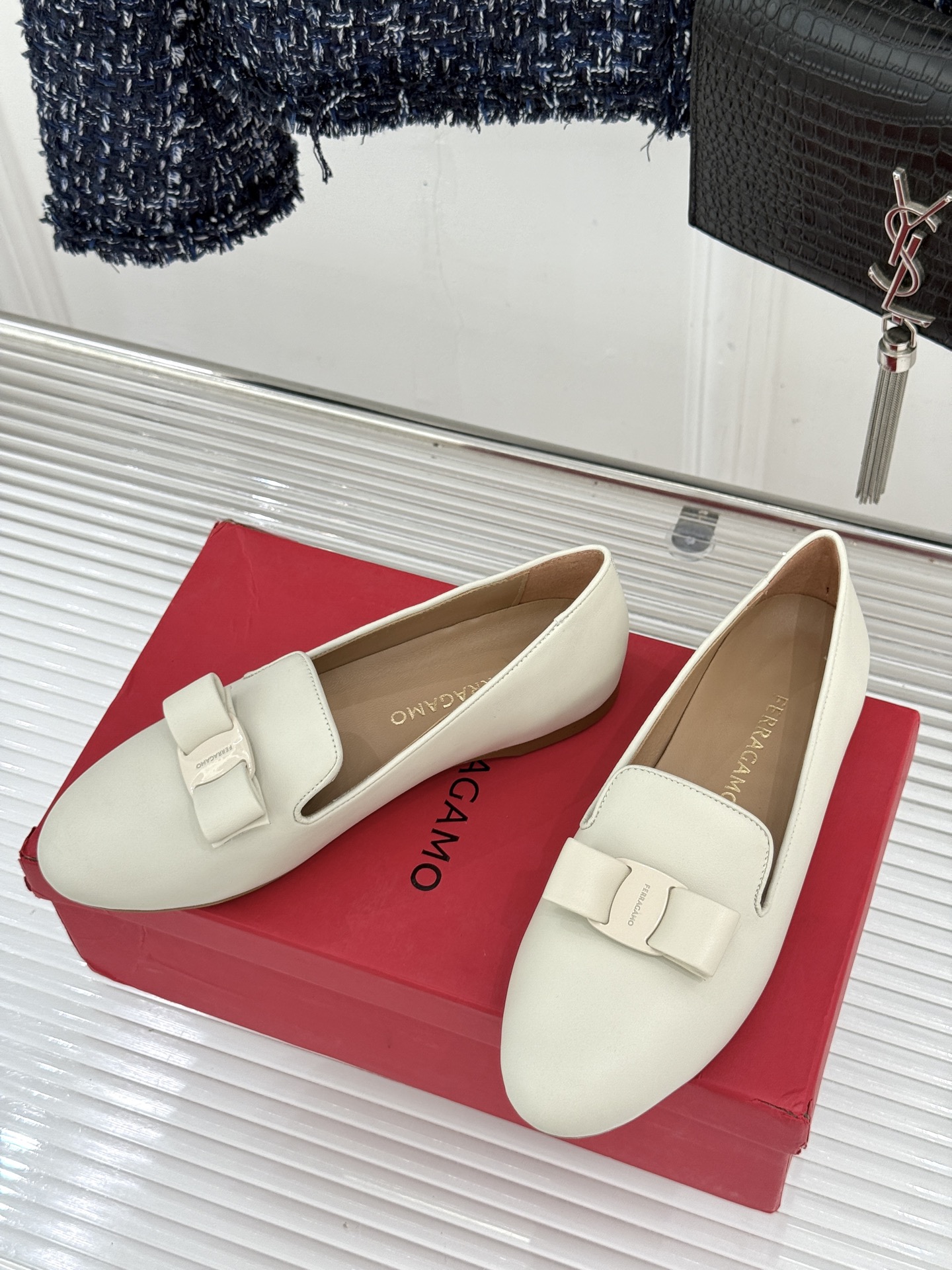 Ferragamo/菲拉格慕26WF新品 蝴蝶结平底单鞋 经典Vara蝴蝶结缀鞋头 平底轻盈久站也不累 专属足弓支撑更舒