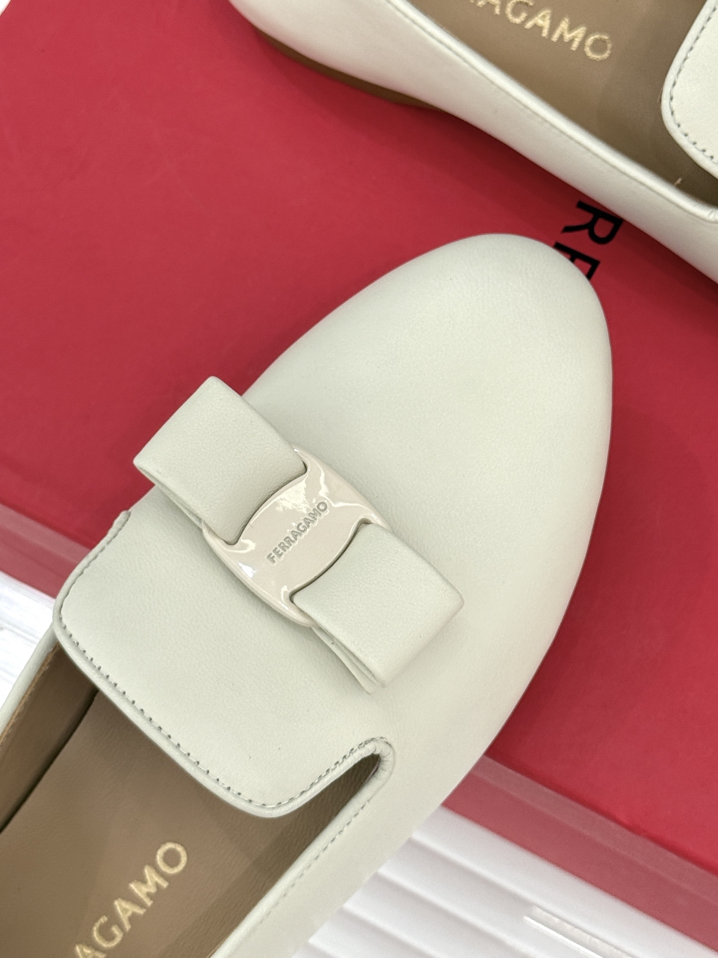Ferragamo/菲拉格慕26WF新品 蝴蝶结平底单鞋 经典Vara蝴蝶结缀鞋头 平底轻盈久站也不累 专属足弓支撑更舒