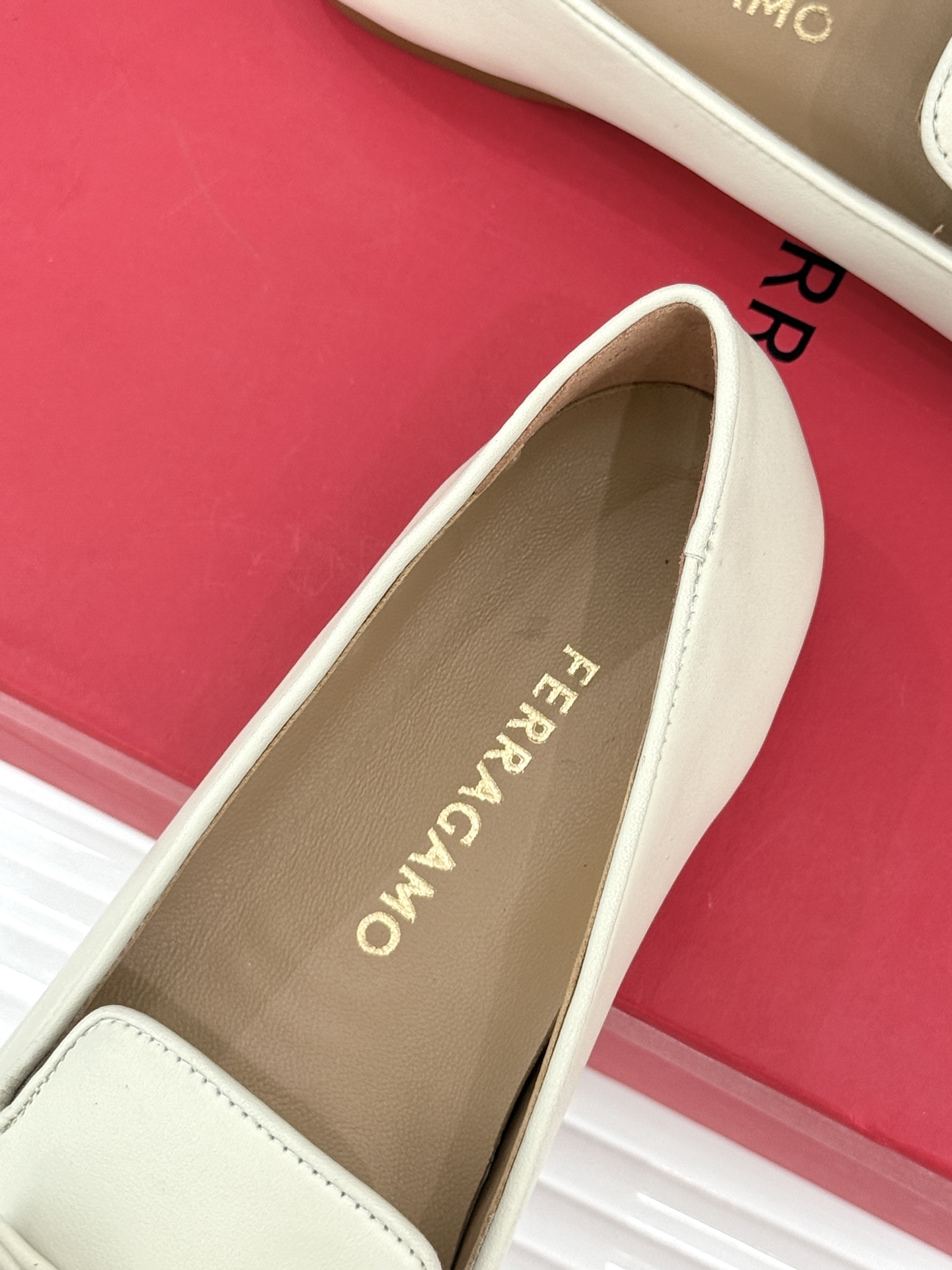 Ferragamo/菲拉格慕26WF新品 蝴蝶结平底单鞋 经典Vara蝴蝶结缀鞋头 平底轻盈久站也不累 专属足弓支撑更舒