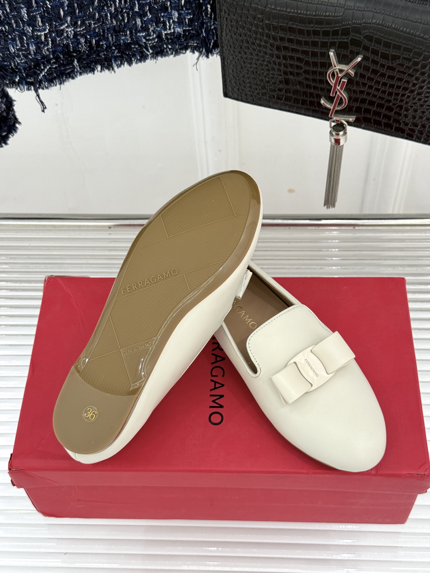 Ferragamo/菲拉格慕26WF新品 蝴蝶结平底单鞋 经典Vara蝴蝶结缀鞋头 平底轻盈久站也不累 专属足弓支撑更舒