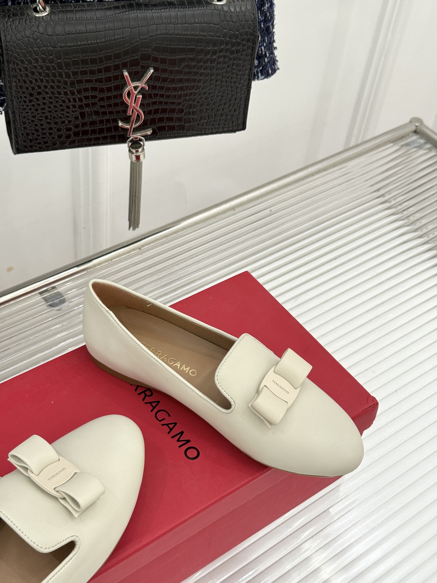 Ferragamo/菲拉格慕26WF新品 蝴蝶结平底单鞋 经典Vara蝴蝶结缀鞋头 平底轻盈久站也不累 专属足弓支撑更舒