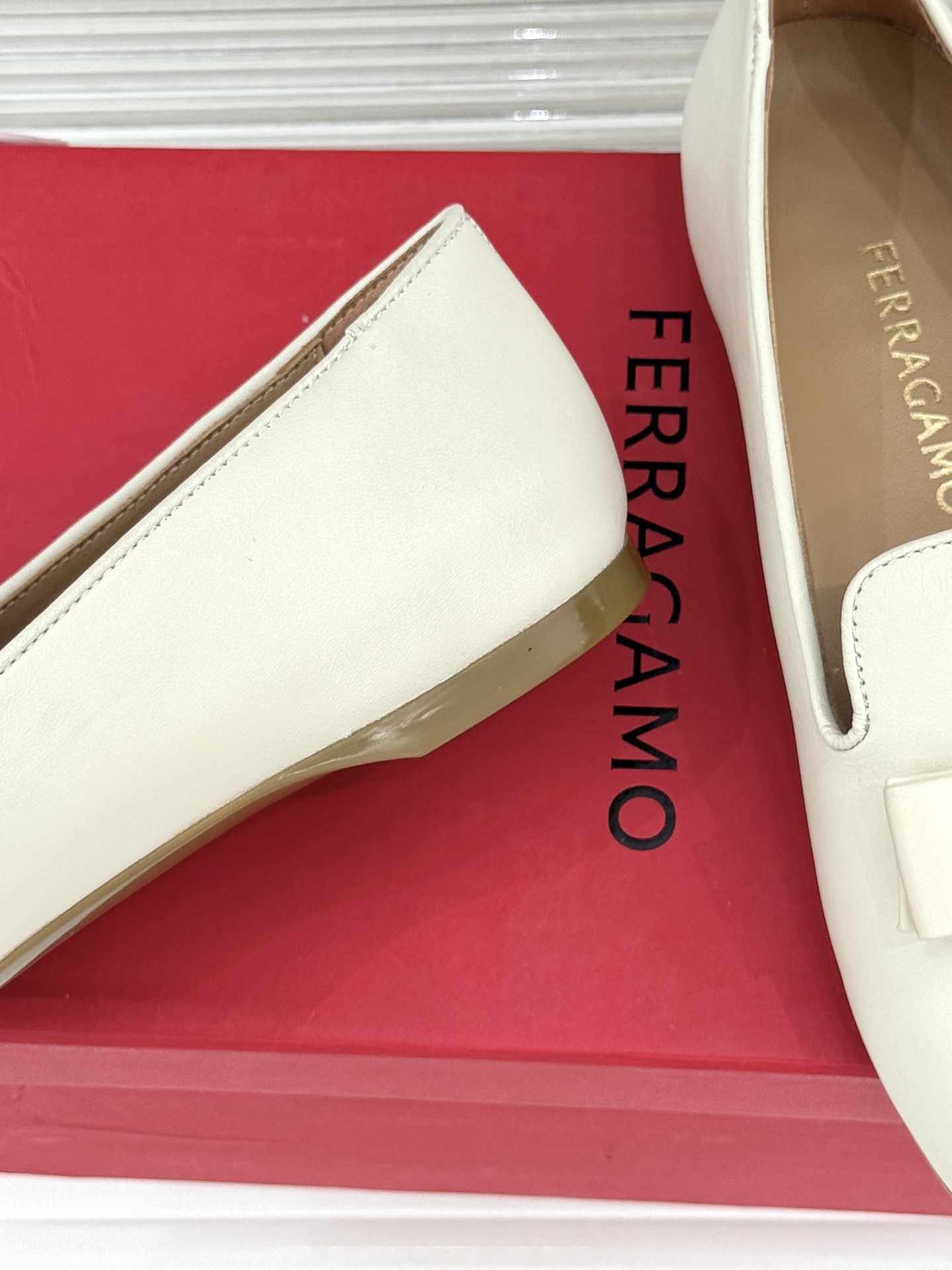 Ferragamo/菲拉格慕26WF新品 蝴蝶结平底单鞋 经典Vara蝴蝶结缀鞋头 平底轻盈久站也不累 专属足弓支撑更舒
