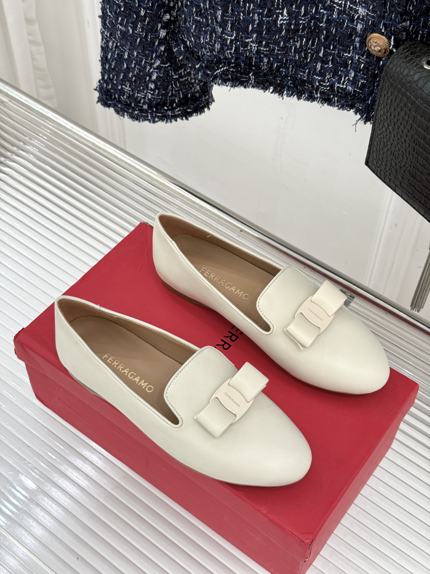 Ferragamo/菲拉格慕26WF新品 蝴蝶结平底单鞋 经典Vara蝴蝶结缀鞋头 平底轻盈久站也不累 专属足弓支撑更舒