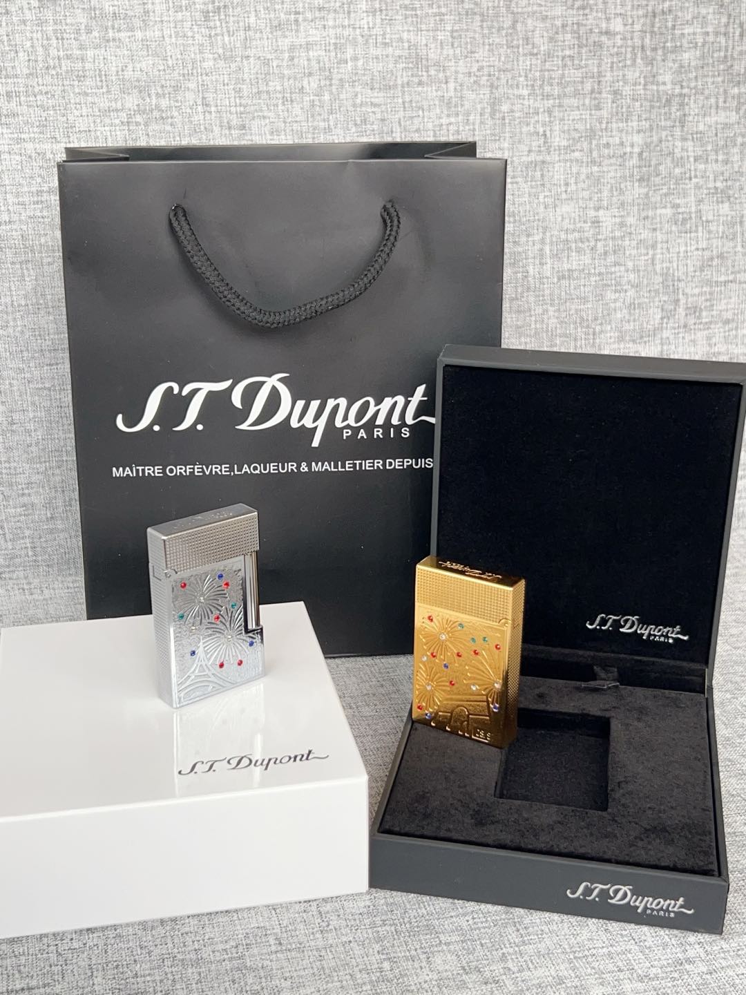七夕520情人节礼物👏今天给大家推荐的烟花款，说起打火机，你们一定会想到zippo，但今天给大家安利的是法国都彭，打火机中的劳斯莱斯！！！


先给大家大致介绍一下这个品牌S.T. Dupont 中文翻译过来是法国都彭 但这个品牌已经被中国香港的迪生集团收购了 不光生产打火机 还有高端钢笔服装 皮具等等 但可能对我来说打火机是最出名的号称是打火机中的爱马仕 身份品味的象征 看过爱情公寓的小伙伴肯定对这个牌子不陌生 张伟无意中捡到一个都彭打火机装足了b优越感爆棚

这款烤漆的打火机 有时候比间金的还要贵 因为工艺十分复杂根据百度百科介绍，都彭打火机的生产要经过锻造、成型、打磨、上色、抛光等数十道工序，而且全部是手工制作！因此，任何两只相同颜色而于不同时间制造的都彭瓷漆产品，会有着很多细微的分别。制作一只都彭瓷漆火机必须经过四百九十二个工序及六百四十个检验程序！

送礼自用都不错！全套包装礼盒！礼代！火石！