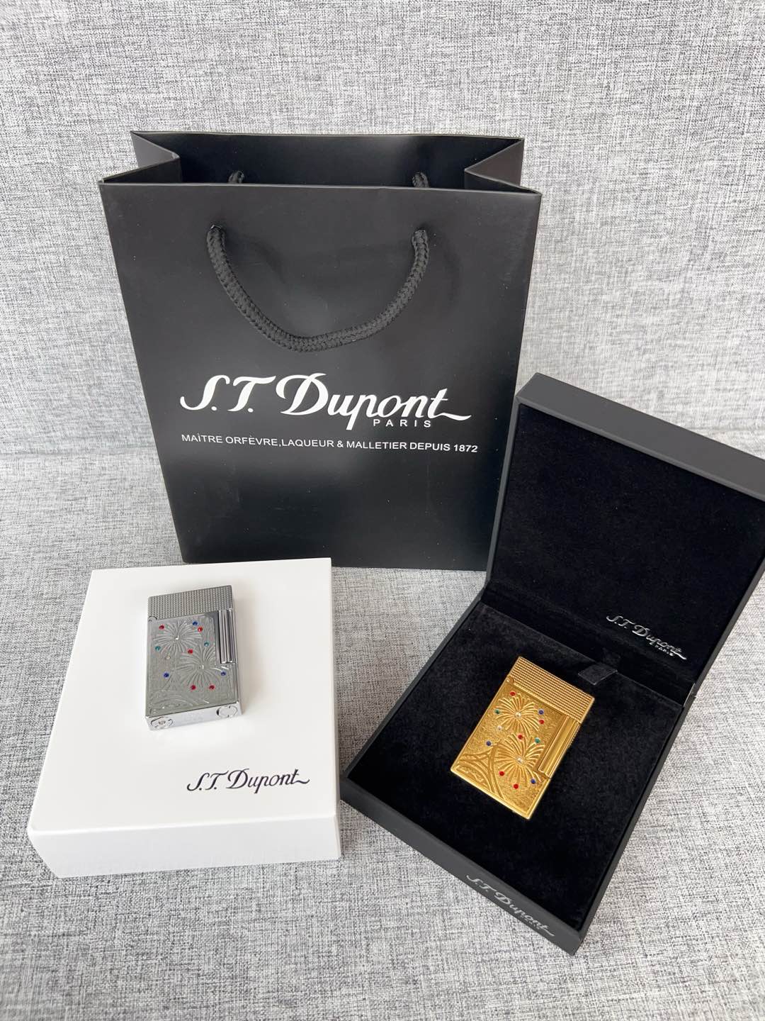 七夕520情人节礼物👏今天给大家推荐的烟花款，说起打火机，你们一定会想到zippo，但今天给大家安利的是法国都彭，打火机中的劳斯莱斯！！！


先给大家大致介绍一下这个品牌S.T. Dupont 中文翻译过来是法国都彭 但这个品牌已经被中国香港的迪生集团收购了 不光生产打火机 还有高端钢笔服装 皮具等等 但可能对我来说打火机是最出名的号称是打火机中的爱马仕 身份品味的象征 看过爱情公寓的小伙伴肯定对这个牌子不陌生 张伟无意中捡到一个都彭打火机装足了b优越感爆棚

这款烤漆的打火机 有时候比间金的还要贵 因为工艺十分复杂根据百度百科介绍，都彭打火机的生产要经过锻造、成型、打磨、上色、抛光等数十道工序，而且全部是手工制作！因此，任何两只相同颜色而于不同时间制造的都彭瓷漆产品，会有着很多细微的分别。制作一只都彭瓷漆火机必须经过四百九十二个工序及六百四十个检验程序！

送礼自用都不错！全套包装礼盒！礼代！火石！