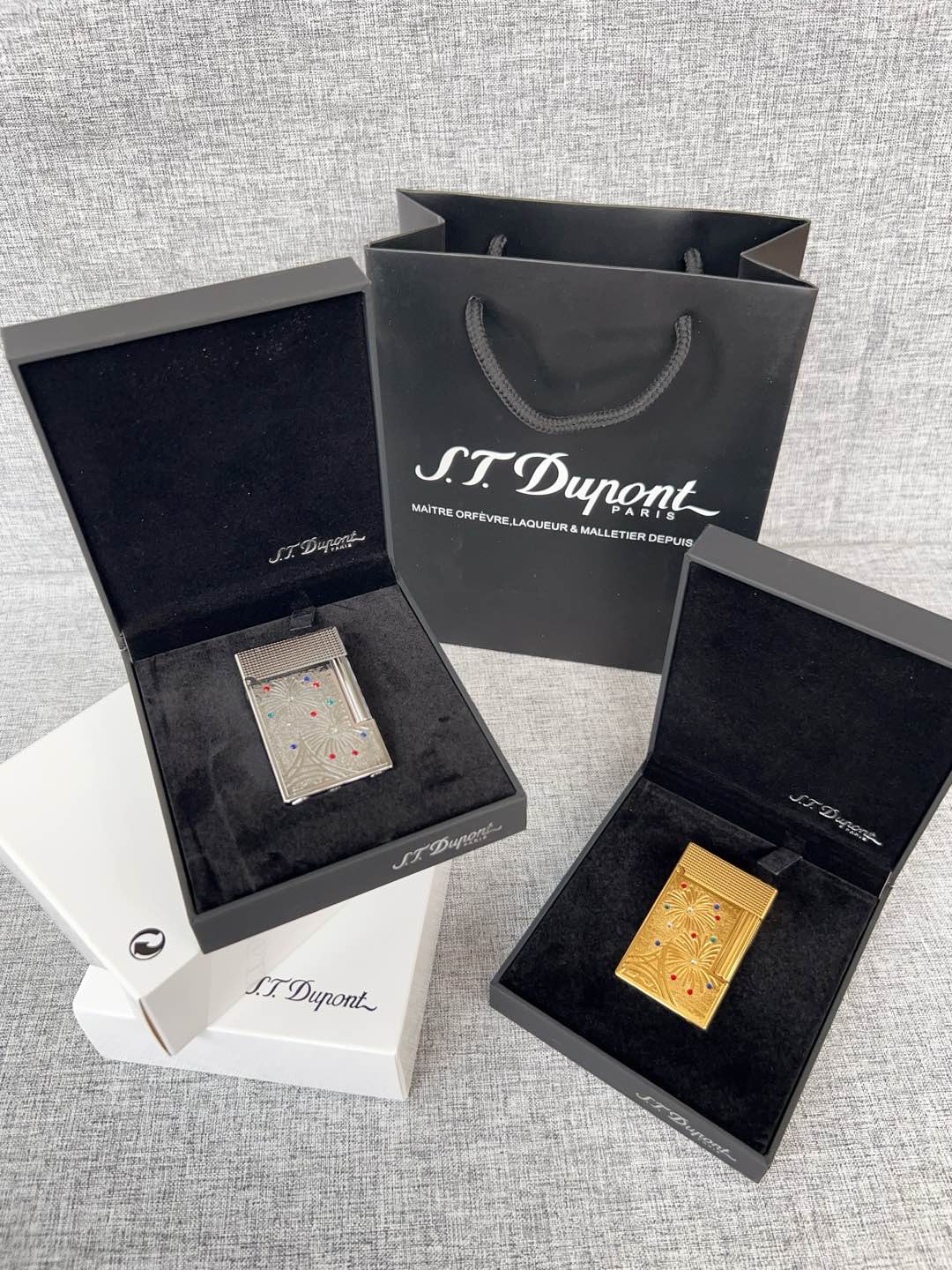 七夕520情人节礼物👏今天给大家推荐的烟花款，说起打火机，你们一定会想到zippo，但今天给大家安利的是法国都彭，打火机中的劳斯莱斯！！！


先给大家大致介绍一下这个品牌S.T. Dupont 中文翻译过来是法国都彭 但这个品牌已经被中国香港的迪生集团收购了 不光生产打火机 还有高端钢笔服装 皮具等等 但可能对我来说打火机是最出名的号称是打火机中的爱马仕 身份品味的象征 看过爱情公寓的小伙伴肯定对这个牌子不陌生 张伟无意中捡到一个都彭打火机装足了b优越感爆棚

这款烤漆的打火机 有时候比间金的还要贵 因为工艺十分复杂根据百度百科介绍，都彭打火机的生产要经过锻造、成型、打磨、上色、抛光等数十道工序，而且全部是手工制作！因此，任何两只相同颜色而于不同时间制造的都彭瓷漆产品，会有着很多细微的分别。制作一只都彭瓷漆火机必须经过四百九十二个工序及六百四十个检验程序！

送礼自用都不错！全套包装礼盒！礼代！火石！