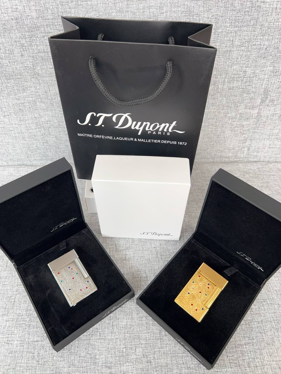 七夕520情人节礼物👏今天给大家推荐的烟花款，说起打火机，你们一定会想到zippo，但今天给大家安利的是法国都彭，打火机中的劳斯莱斯！！！


先给大家大致介绍一下这个品牌S.T. Dupont 中文翻译过来是法国都彭 但这个品牌已经被中国香港的迪生集团收购了 不光生产打火机 还有高端钢笔服装 皮具等等 但可能对我来说打火机是最出名的号称是打火机中的爱马仕 身份品味的象征 看过爱情公寓的小伙伴肯定对这个牌子不陌生 张伟无意中捡到一个都彭打火机装足了b优越感爆棚

这款烤漆的打火机 有时候比间金的还要贵 因为工艺十分复杂根据百度百科介绍，都彭打火机的生产要经过锻造、成型、打磨、上色、抛光等数十道工序，而且全部是手工制作！因此，任何两只相同颜色而于不同时间制造的都彭瓷漆产品，会有着很多细微的分别。制作一只都彭瓷漆火机必须经过四百九十二个工序及六百四十个检验程序！

送礼自用都不错！全套包装礼盒！礼代！火石！
