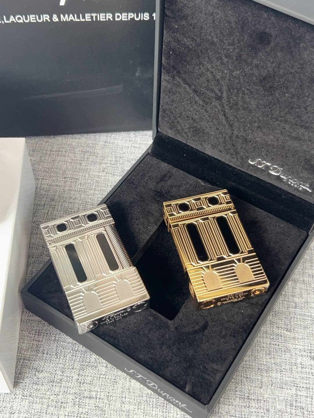 七夕礼物👏情人节礼物👏今天给大家推荐的是法国都彭朗声充气打火机，打火机中的劳斯莱斯！！！


先给大家大致介绍一下这个品牌S.T. Dupont 中文翻译过来是法国都彭 但这个品牌已经被中国香港的迪生集团收购了 不光生产打火机 还有高端钢笔服装 皮具等等 但可能对我来说打火机是最出名的号称是打火机中的爱马仕 身份品味的象征 看过爱情公寓的小伙伴肯定对这个牌子不陌生 张伟无意中捡到一个都彭打火机装足了b优越感爆棚

这款烤漆的打火机 有时候比间金的还要贵 因为工艺十分复杂根据百度百科介绍，都彭打火机的生产要经过锻造、成型、打磨、上色、抛光等数十道工序，而且全部是手工制作！因此，任何两只相同颜色而于不同时间制造的都彭瓷漆产品，会有着很多细微的分别。制作一只都彭瓷漆火机必须经过四百九十二个工序及六百四十个检验程序！