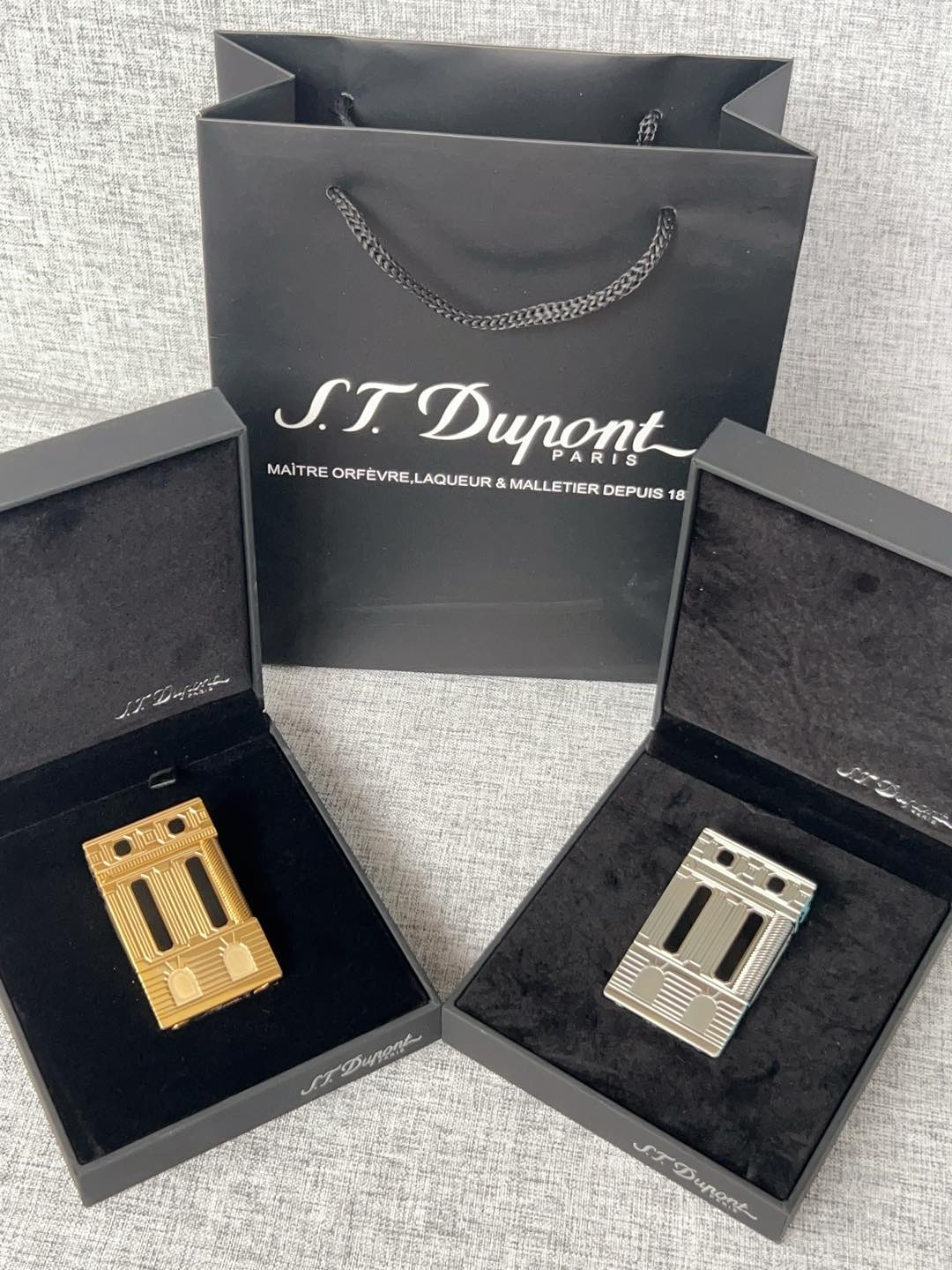 七夕礼物👏情人节礼物👏今天给大家推荐的是法国都彭朗声充气打火机，打火机中的劳斯莱斯！！！


先给大家大致介绍一下这个品牌S.T. Dupont 中文翻译过来是法国都彭 但这个品牌已经被中国香港的迪生集团收购了 不光生产打火机 还有高端钢笔服装 皮具等等 但可能对我来说打火机是最出名的号称是打火机中的爱马仕 身份品味的象征 看过爱情公寓的小伙伴肯定对这个牌子不陌生 张伟无意中捡到一个都彭打火机装足了b优越感爆棚

这款烤漆的打火机 有时候比间金的还要贵 因为工艺十分复杂根据百度百科介绍，都彭打火机的生产要经过锻造、成型、打磨、上色、抛光等数十道工序，而且全部是手工制作！因此，任何两只相同颜色而于不同时间制造的都彭瓷漆产品，会有着很多细微的分别。制作一只都彭瓷漆火机必须经过四百九十二个工序及六百四十个检验程序！