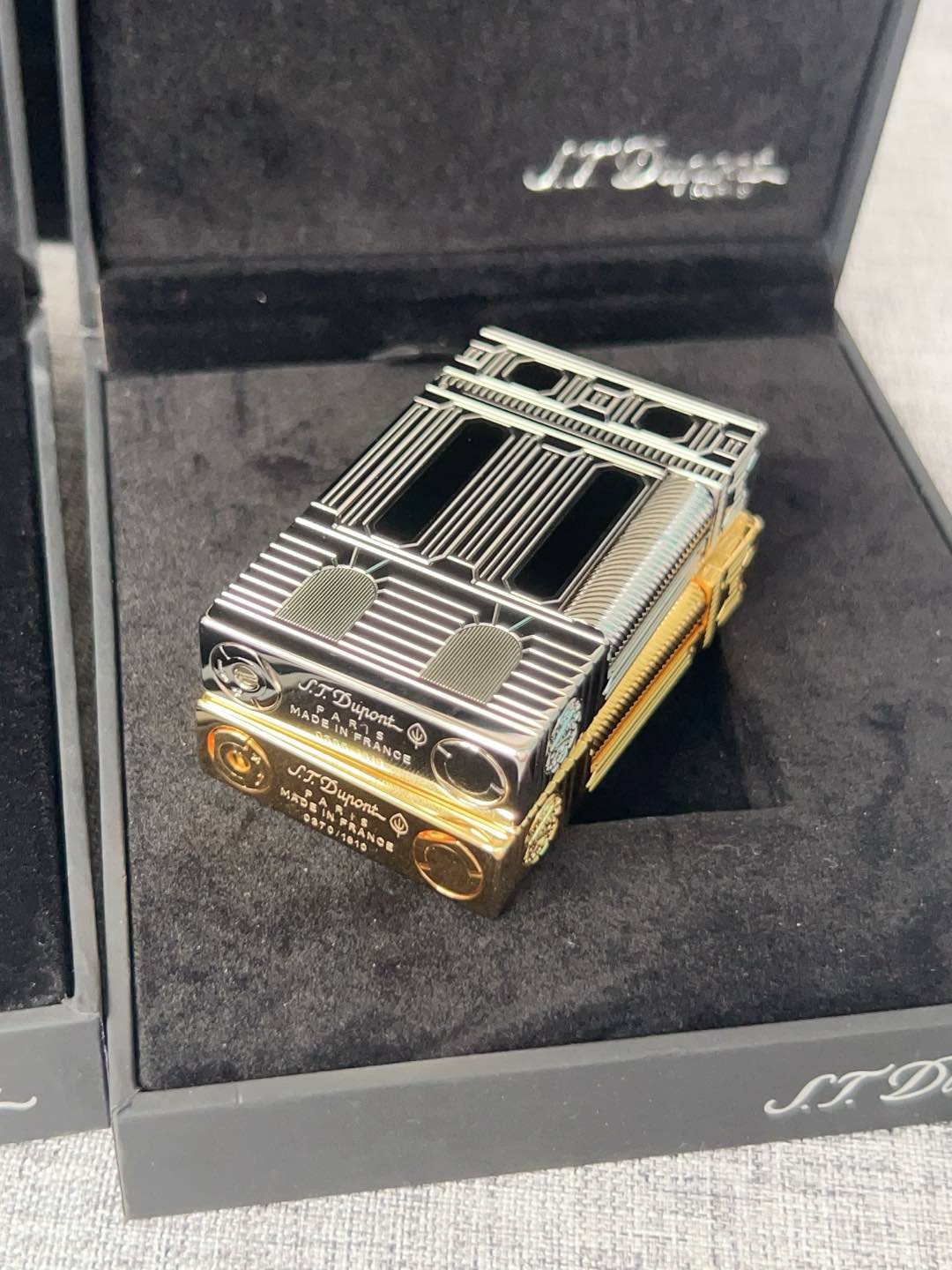 七夕礼物👏情人节礼物👏今天给大家推荐的是法国都彭朗声充气打火机，打火机中的劳斯莱斯！！！


先给大家大致介绍一下这个品牌S.T. Dupont 中文翻译过来是法国都彭 但这个品牌已经被中国香港的迪生集团收购了 不光生产打火机 还有高端钢笔服装 皮具等等 但可能对我来说打火机是最出名的号称是打火机中的爱马仕 身份品味的象征 看过爱情公寓的小伙伴肯定对这个牌子不陌生 张伟无意中捡到一个都彭打火机装足了b优越感爆棚

这款烤漆的打火机 有时候比间金的还要贵 因为工艺十分复杂根据百度百科介绍，都彭打火机的生产要经过锻造、成型、打磨、上色、抛光等数十道工序，而且全部是手工制作！因此，任何两只相同颜色而于不同时间制造的都彭瓷漆产品，会有着很多细微的分别。制作一只都彭瓷漆火机必须经过四百九十二个工序及六百四十个检验程序！