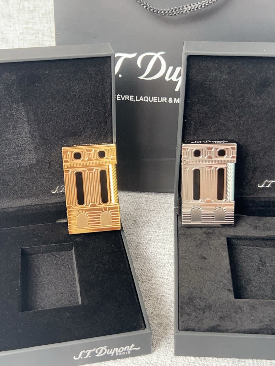 七夕礼物👏情人节礼物👏今天给大家推荐的是法国都彭朗声充气打火机，打火机中的劳斯莱斯！！！


先给大家大致介绍一下这个品牌S.T. Dupont 中文翻译过来是法国都彭 但这个品牌已经被中国香港的迪生集团收购了 不光生产打火机 还有高端钢笔服装 皮具等等 但可能对我来说打火机是最出名的号称是打火机中的爱马仕 身份品味的象征 看过爱情公寓的小伙伴肯定对这个牌子不陌生 张伟无意中捡到一个都彭打火机装足了b优越感爆棚

这款烤漆的打火机 有时候比间金的还要贵 因为工艺十分复杂根据百度百科介绍，都彭打火机的生产要经过锻造、成型、打磨、上色、抛光等数十道工序，而且全部是手工制作！因此，任何两只相同颜色而于不同时间制造的都彭瓷漆产品，会有着很多细微的分别。制作一只都彭瓷漆火机必须经过四百九十二个工序及六百四十个检验程序！