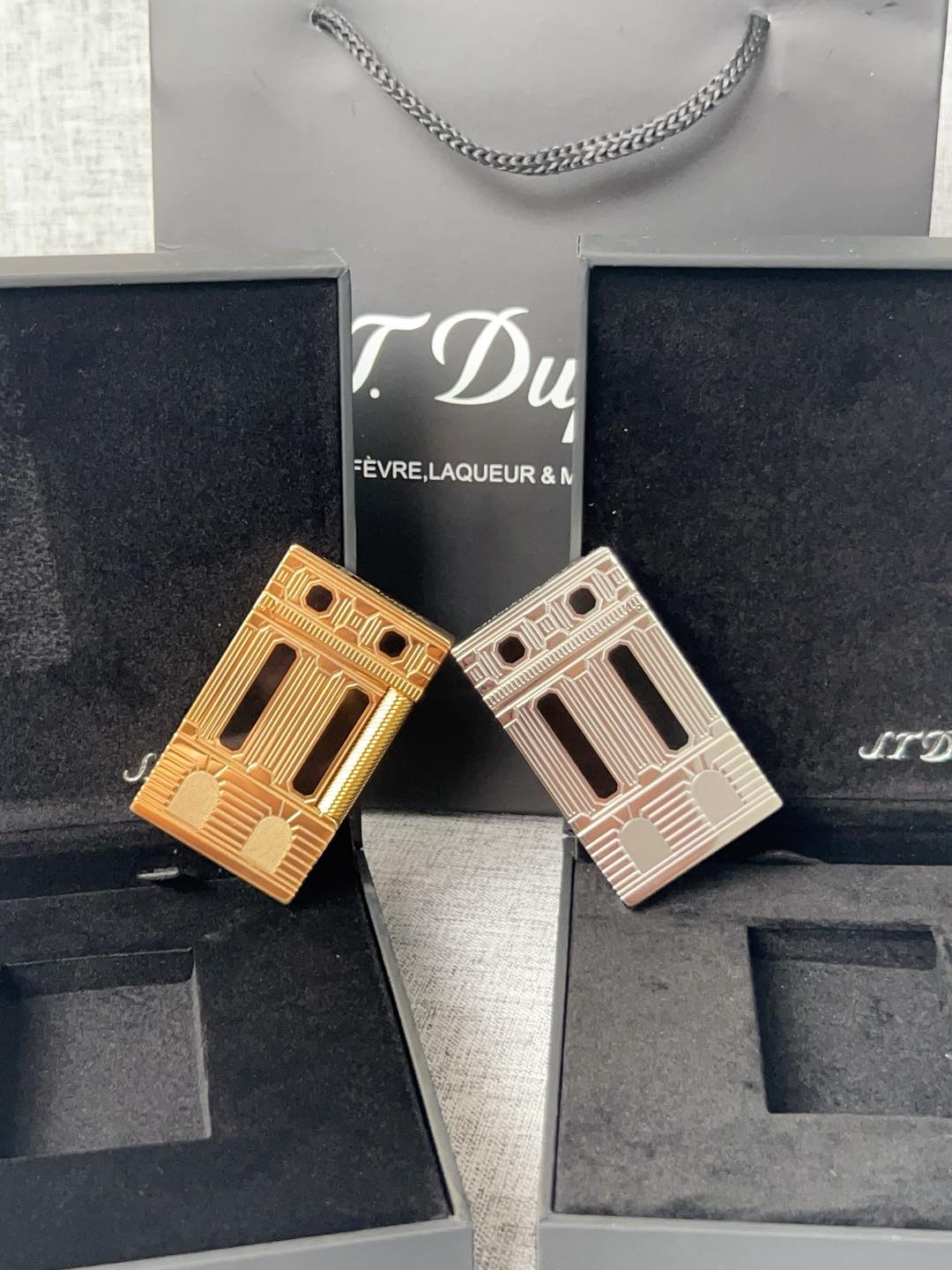 七夕礼物👏情人节礼物👏今天给大家推荐的是法国都彭朗声充气打火机，打火机中的劳斯莱斯！！！


先给大家大致介绍一下这个品牌S.T. Dupont 中文翻译过来是法国都彭 但这个品牌已经被中国香港的迪生集团收购了 不光生产打火机 还有高端钢笔服装 皮具等等 但可能对我来说打火机是最出名的号称是打火机中的爱马仕 身份品味的象征 看过爱情公寓的小伙伴肯定对这个牌子不陌生 张伟无意中捡到一个都彭打火机装足了b优越感爆棚

这款烤漆的打火机 有时候比间金的还要贵 因为工艺十分复杂根据百度百科介绍，都彭打火机的生产要经过锻造、成型、打磨、上色、抛光等数十道工序，而且全部是手工制作！因此，任何两只相同颜色而于不同时间制造的都彭瓷漆产品，会有着很多细微的分别。制作一只都彭瓷漆火机必须经过四百九十二个工序及六百四十个检验程序！