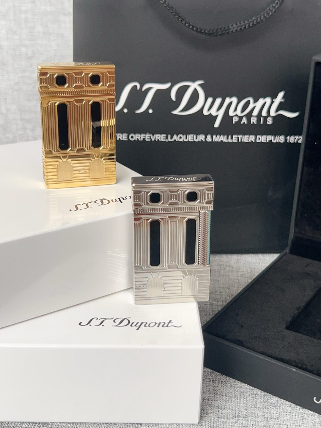 七夕礼物👏情人节礼物👏今天给大家推荐的是法国都彭朗声充气打火机，打火机中的劳斯莱斯！！！


先给大家大致介绍一下这个品牌S.T. Dupont 中文翻译过来是法国都彭 但这个品牌已经被中国香港的迪生集团收购了 不光生产打火机 还有高端钢笔服装 皮具等等 但可能对我来说打火机是最出名的号称是打火机中的爱马仕 身份品味的象征 看过爱情公寓的小伙伴肯定对这个牌子不陌生 张伟无意中捡到一个都彭打火机装足了b优越感爆棚

这款烤漆的打火机 有时候比间金的还要贵 因为工艺十分复杂根据百度百科介绍，都彭打火机的生产要经过锻造、成型、打磨、上色、抛光等数十道工序，而且全部是手工制作！因此，任何两只相同颜色而于不同时间制造的都彭瓷漆产品，会有着很多细微的分别。制作一只都彭瓷漆火机必须经过四百九十二个工序及六百四十个检验程序！