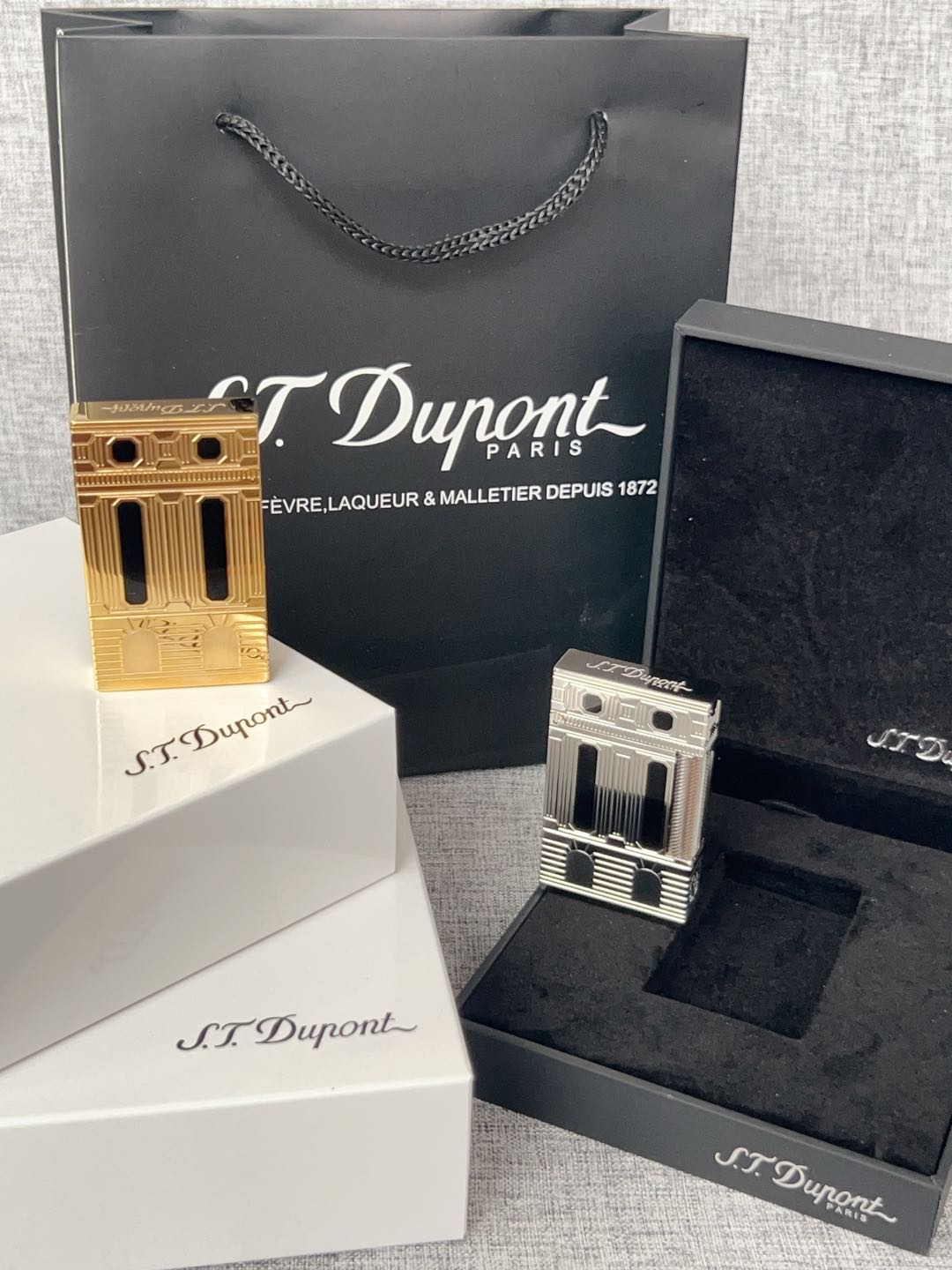 七夕礼物👏情人节礼物👏今天给大家推荐的是法国都彭朗声充气打火机，打火机中的劳斯莱斯！！！


先给大家大致介绍一下这个品牌S.T. Dupont 中文翻译过来是法国都彭 但这个品牌已经被中国香港的迪生集团收购了 不光生产打火机 还有高端钢笔服装 皮具等等 但可能对我来说打火机是最出名的号称是打火机中的爱马仕 身份品味的象征 看过爱情公寓的小伙伴肯定对这个牌子不陌生 张伟无意中捡到一个都彭打火机装足了b优越感爆棚

这款烤漆的打火机 有时候比间金的还要贵 因为工艺十分复杂根据百度百科介绍，都彭打火机的生产要经过锻造、成型、打磨、上色、抛光等数十道工序，而且全部是手工制作！因此，任何两只相同颜色而于不同时间制造的都彭瓷漆产品，会有着很多细微的分别。制作一只都彭瓷漆火机必须经过四百九十二个工序及六百四十个检验程序！