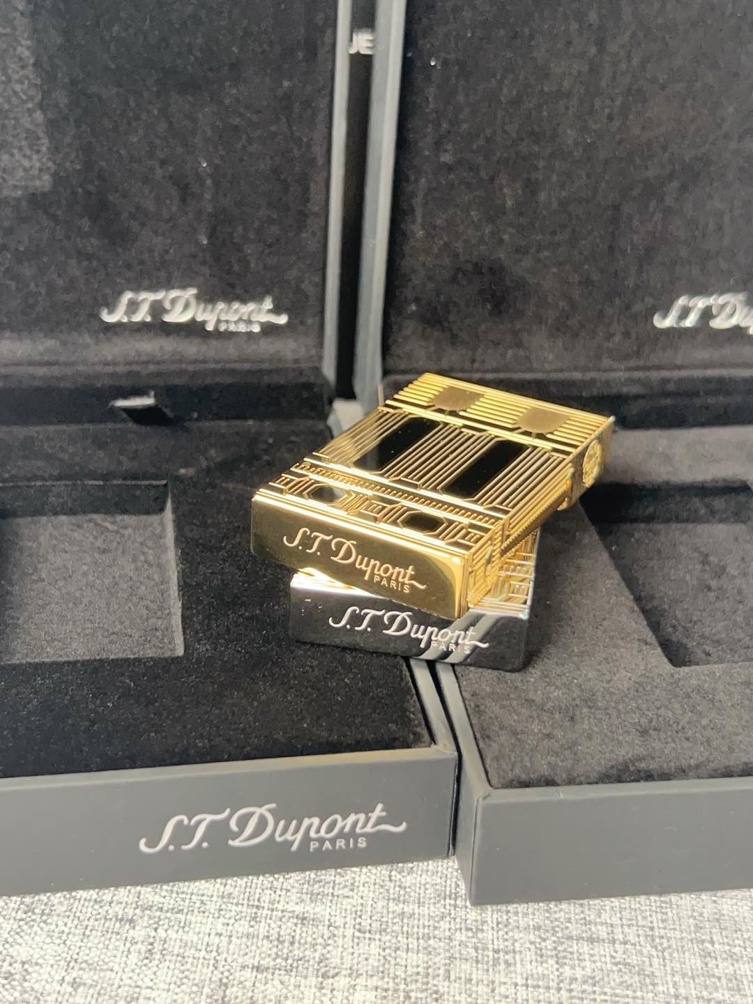 七夕礼物👏情人节礼物👏今天给大家推荐的是法国都彭朗声充气打火机，打火机中的劳斯莱斯！！！


先给大家大致介绍一下这个品牌S.T. Dupont 中文翻译过来是法国都彭 但这个品牌已经被中国香港的迪生集团收购了 不光生产打火机 还有高端钢笔服装 皮具等等 但可能对我来说打火机是最出名的号称是打火机中的爱马仕 身份品味的象征 看过爱情公寓的小伙伴肯定对这个牌子不陌生 张伟无意中捡到一个都彭打火机装足了b优越感爆棚

这款烤漆的打火机 有时候比间金的还要贵 因为工艺十分复杂根据百度百科介绍，都彭打火机的生产要经过锻造、成型、打磨、上色、抛光等数十道工序，而且全部是手工制作！因此，任何两只相同颜色而于不同时间制造的都彭瓷漆产品，会有着很多细微的分别。制作一只都彭瓷漆火机必须经过四百九十二个工序及六百四十个检验程序！