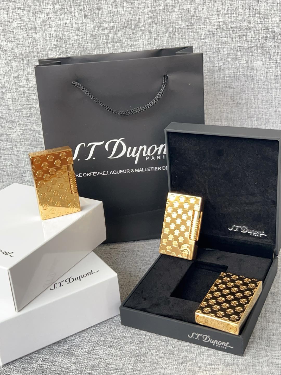 【双火款】👏七夕礼物👏情人节礼物👏今天给大家推荐的是法国都彭朗声充气打火机，打火机中的劳斯莱斯！！！


先给大家大致介绍一下这个品牌S.T. Dupont 中文翻译过来是法国都彭 但这个品牌已经被中国香港的迪生集团收购了 不光生产打火机 还有高端钢笔服装 皮具等等 但可能对我来说打火机是最出名的号称是打火机中的爱马仕 身份品味的象征 看过爱情公寓的小伙伴肯定对这个牌子不陌生 张伟无意中捡到一个都彭打火机装足了b优越感爆棚

这款烤漆的打火机 有时候比间金的还要贵 因为工艺十分复杂根据百度百科介绍，都彭打火机的生产要经过锻造、成型、打磨、上色、抛光等数十道工序，而且全部是手工制作！因此，任何两只相同颜色而于不同时间制造的都彭瓷漆产品，会有着很多细微的分别。制作一只都彭瓷漆火机必须经过四百九十二个工序及六百四十个检验程序！