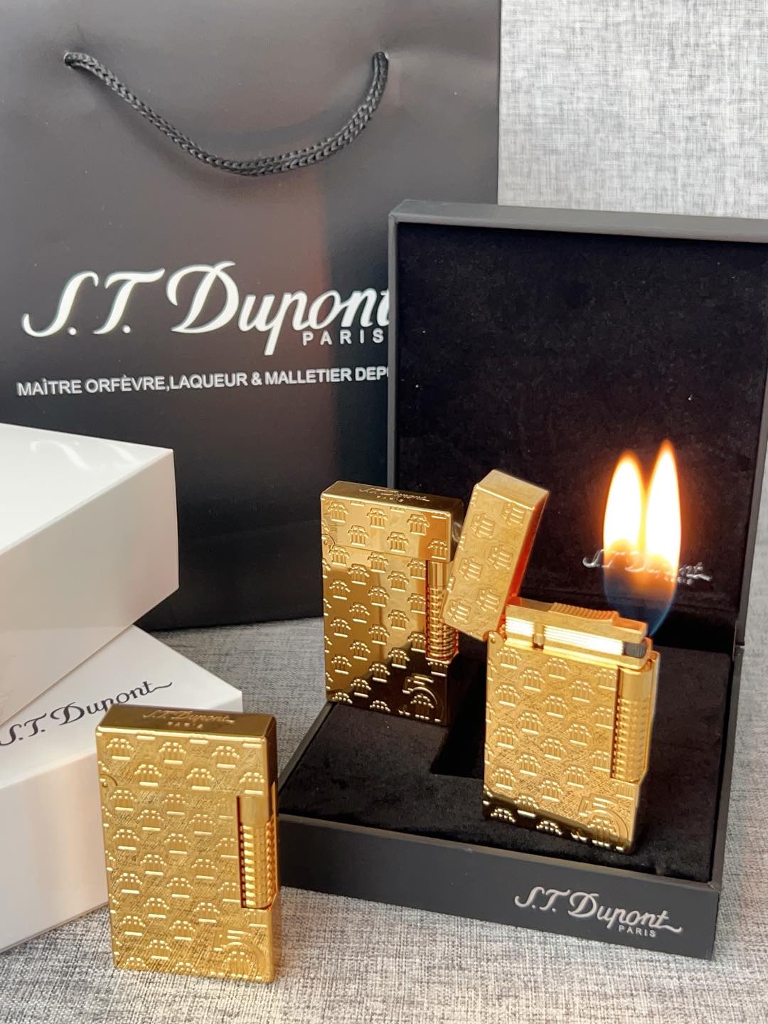 【双火款】👏七夕礼物👏情人节礼物👏今天给大家推荐的是法国都彭朗声充气打火机，打火机中的劳斯莱斯！！！


先给大家大致介绍一下这个品牌S.T. Dupont 中文翻译过来是法国都彭 但这个品牌已经被中国香港的迪生集团收购了 不光生产打火机 还有高端钢笔服装 皮具等等 但可能对我来说打火机是最出名的号称是打火机中的爱马仕 身份品味的象征 看过爱情公寓的小伙伴肯定对这个牌子不陌生 张伟无意中捡到一个都彭打火机装足了b优越感爆棚

这款烤漆的打火机 有时候比间金的还要贵 因为工艺十分复杂根据百度百科介绍，都彭打火机的生产要经过锻造、成型、打磨、上色、抛光等数十道工序，而且全部是手工制作！因此，任何两只相同颜色而于不同时间制造的都彭瓷漆产品，会有着很多细微的分别。制作一只都彭瓷漆火机必须经过四百九十二个工序及六百四十个检验程序！