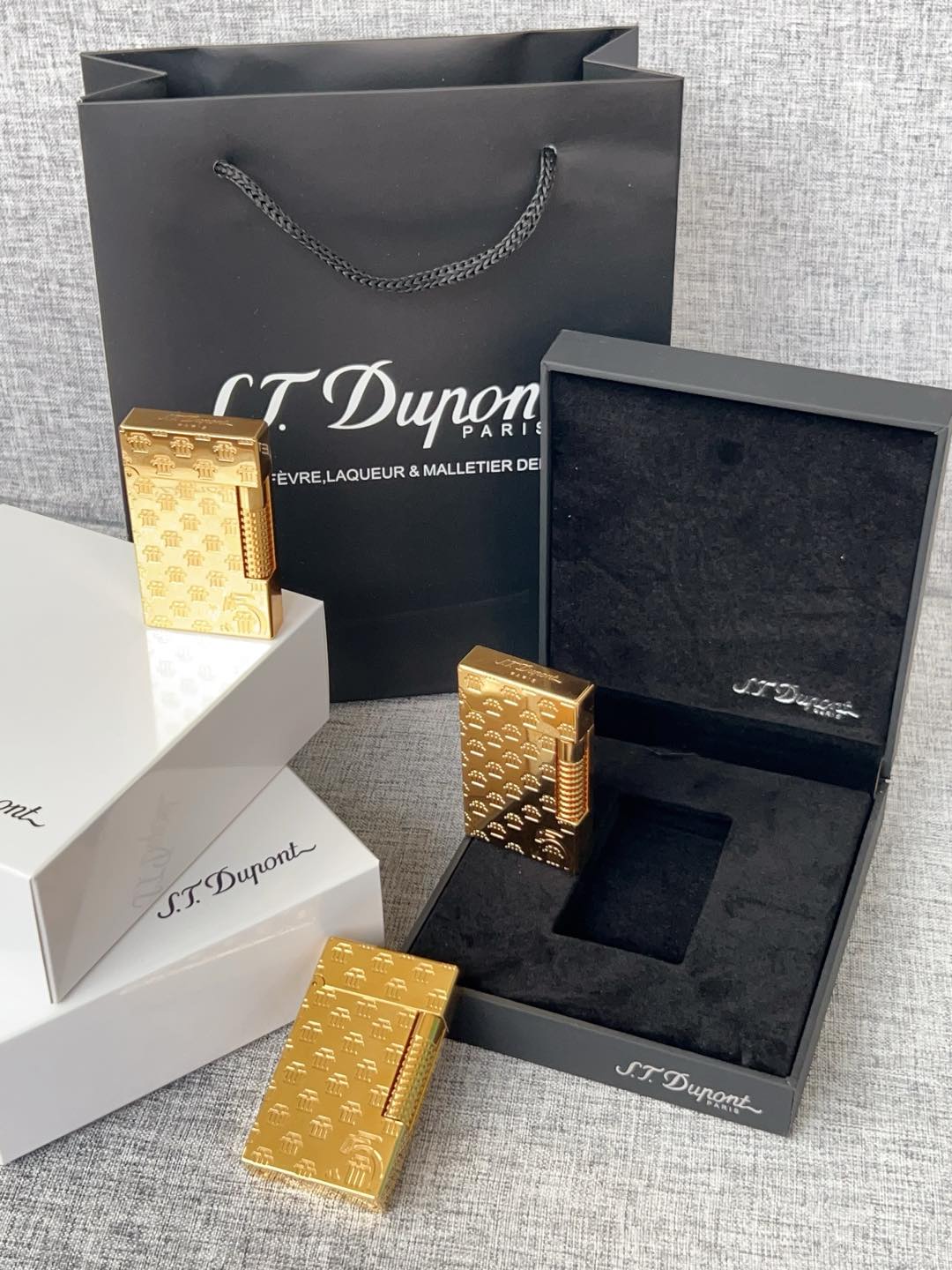 【双火款】👏七夕礼物👏情人节礼物👏今天给大家推荐的是法国都彭朗声充气打火机，打火机中的劳斯莱斯！！！


先给大家大致介绍一下这个品牌S.T. Dupont 中文翻译过来是法国都彭 但这个品牌已经被中国香港的迪生集团收购了 不光生产打火机 还有高端钢笔服装 皮具等等 但可能对我来说打火机是最出名的号称是打火机中的爱马仕 身份品味的象征 看过爱情公寓的小伙伴肯定对这个牌子不陌生 张伟无意中捡到一个都彭打火机装足了b优越感爆棚

这款烤漆的打火机 有时候比间金的还要贵 因为工艺十分复杂根据百度百科介绍，都彭打火机的生产要经过锻造、成型、打磨、上色、抛光等数十道工序，而且全部是手工制作！因此，任何两只相同颜色而于不同时间制造的都彭瓷漆产品，会有着很多细微的分别。制作一只都彭瓷漆火机必须经过四百九十二个工序及六百四十个检验程序！