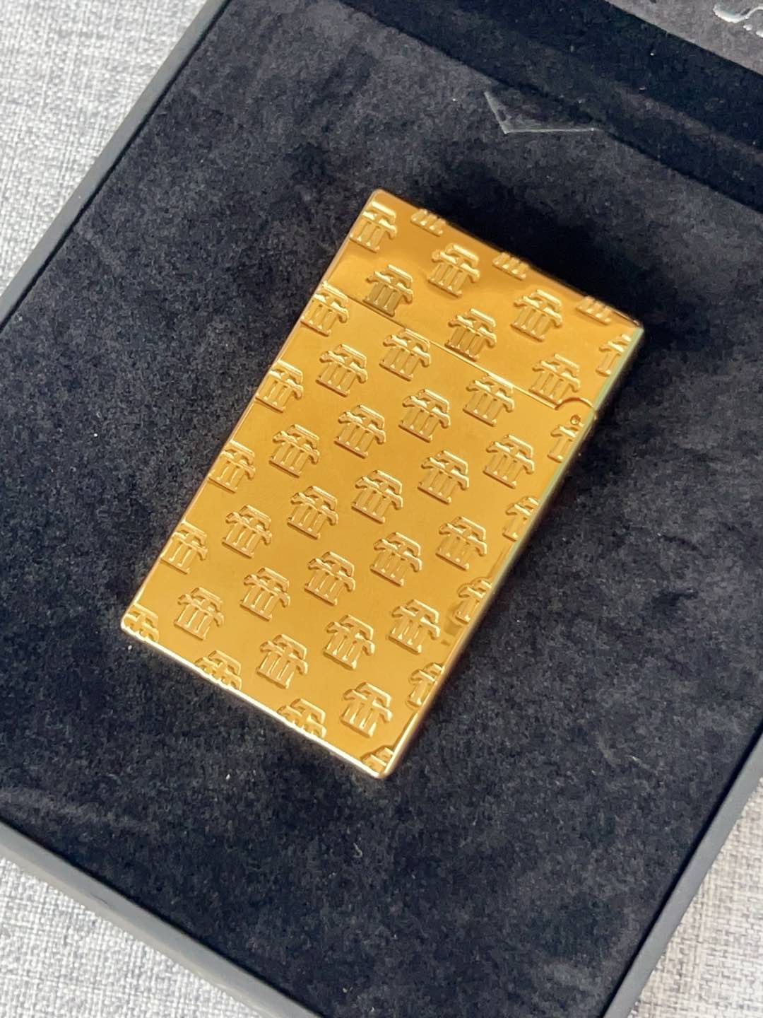 【双火款】👏七夕礼物👏情人节礼物👏今天给大家推荐的是法国都彭朗声充气打火机，打火机中的劳斯莱斯！！！


先给大家大致介绍一下这个品牌S.T. Dupont 中文翻译过来是法国都彭 但这个品牌已经被中国香港的迪生集团收购了 不光生产打火机 还有高端钢笔服装 皮具等等 但可能对我来说打火机是最出名的号称是打火机中的爱马仕 身份品味的象征 看过爱情公寓的小伙伴肯定对这个牌子不陌生 张伟无意中捡到一个都彭打火机装足了b优越感爆棚

这款烤漆的打火机 有时候比间金的还要贵 因为工艺十分复杂根据百度百科介绍，都彭打火机的生产要经过锻造、成型、打磨、上色、抛光等数十道工序，而且全部是手工制作！因此，任何两只相同颜色而于不同时间制造的都彭瓷漆产品，会有着很多细微的分别。制作一只都彭瓷漆火机必须经过四百九十二个工序及六百四十个检验程序！