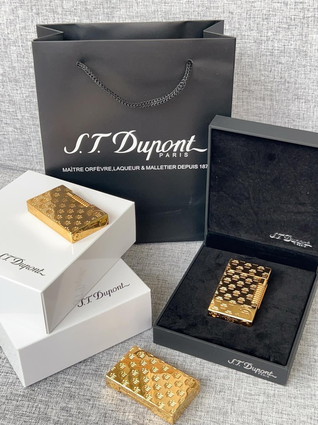 【双火款】👏七夕礼物👏情人节礼物👏今天给大家推荐的是法国都彭朗声充气打火机，打火机中的劳斯莱斯！！！


先给大家大致介绍一下这个品牌S.T. Dupont 中文翻译过来是法国都彭 但这个品牌已经被中国香港的迪生集团收购了 不光生产打火机 还有高端钢笔服装 皮具等等 但可能对我来说打火机是最出名的号称是打火机中的爱马仕 身份品味的象征 看过爱情公寓的小伙伴肯定对这个牌子不陌生 张伟无意中捡到一个都彭打火机装足了b优越感爆棚

这款烤漆的打火机 有时候比间金的还要贵 因为工艺十分复杂根据百度百科介绍，都彭打火机的生产要经过锻造、成型、打磨、上色、抛光等数十道工序，而且全部是手工制作！因此，任何两只相同颜色而于不同时间制造的都彭瓷漆产品，会有着很多细微的分别。制作一只都彭瓷漆火机必须经过四百九十二个工序及六百四十个检验程序！