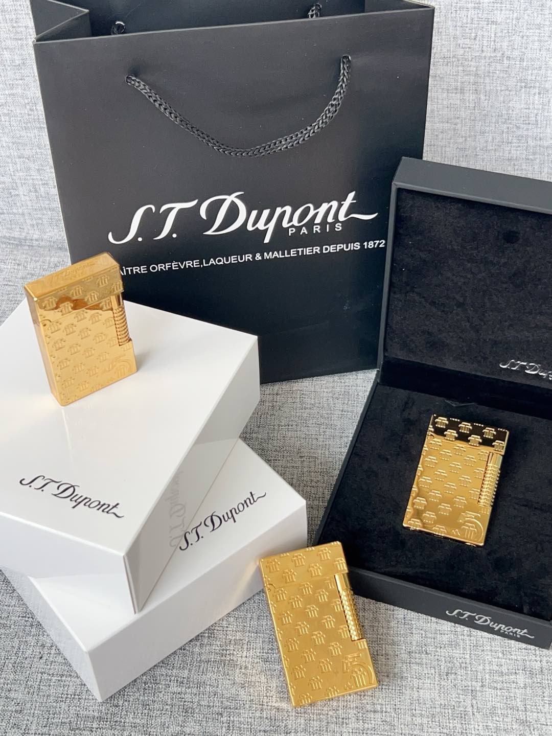 【双火款】👏七夕礼物👏情人节礼物👏今天给大家推荐的是法国都彭朗声充气打火机，打火机中的劳斯莱斯！！！


先给大家大致介绍一下这个品牌S.T. Dupont 中文翻译过来是法国都彭 但这个品牌已经被中国香港的迪生集团收购了 不光生产打火机 还有高端钢笔服装 皮具等等 但可能对我来说打火机是最出名的号称是打火机中的爱马仕 身份品味的象征 看过爱情公寓的小伙伴肯定对这个牌子不陌生 张伟无意中捡到一个都彭打火机装足了b优越感爆棚

这款烤漆的打火机 有时候比间金的还要贵 因为工艺十分复杂根据百度百科介绍，都彭打火机的生产要经过锻造、成型、打磨、上色、抛光等数十道工序，而且全部是手工制作！因此，任何两只相同颜色而于不同时间制造的都彭瓷漆产品，会有着很多细微的分别。制作一只都彭瓷漆火机必须经过四百九十二个工序及六百四十个检验程序！