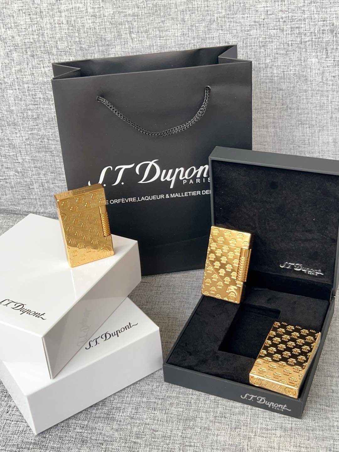 【双火款】👏七夕礼物👏情人节礼物👏今天给大家推荐的是法国都彭朗声充气打火机，打火机中的劳斯莱斯！！！


先给大家大致介绍一下这个品牌S.T. Dupont 中文翻译过来是法国都彭 但这个品牌已经被中国香港的迪生集团收购了 不光生产打火机 还有高端钢笔服装 皮具等等 但可能对我来说打火机是最出名的号称是打火机中的爱马仕 身份品味的象征 看过爱情公寓的小伙伴肯定对这个牌子不陌生 张伟无意中捡到一个都彭打火机装足了b优越感爆棚

这款烤漆的打火机 有时候比间金的还要贵 因为工艺十分复杂根据百度百科介绍，都彭打火机的生产要经过锻造、成型、打磨、上色、抛光等数十道工序，而且全部是手工制作！因此，任何两只相同颜色而于不同时间制造的都彭瓷漆产品，会有着很多细微的分别。制作一只都彭瓷漆火机必须经过四百九十二个工序及六百四十个检验程序！