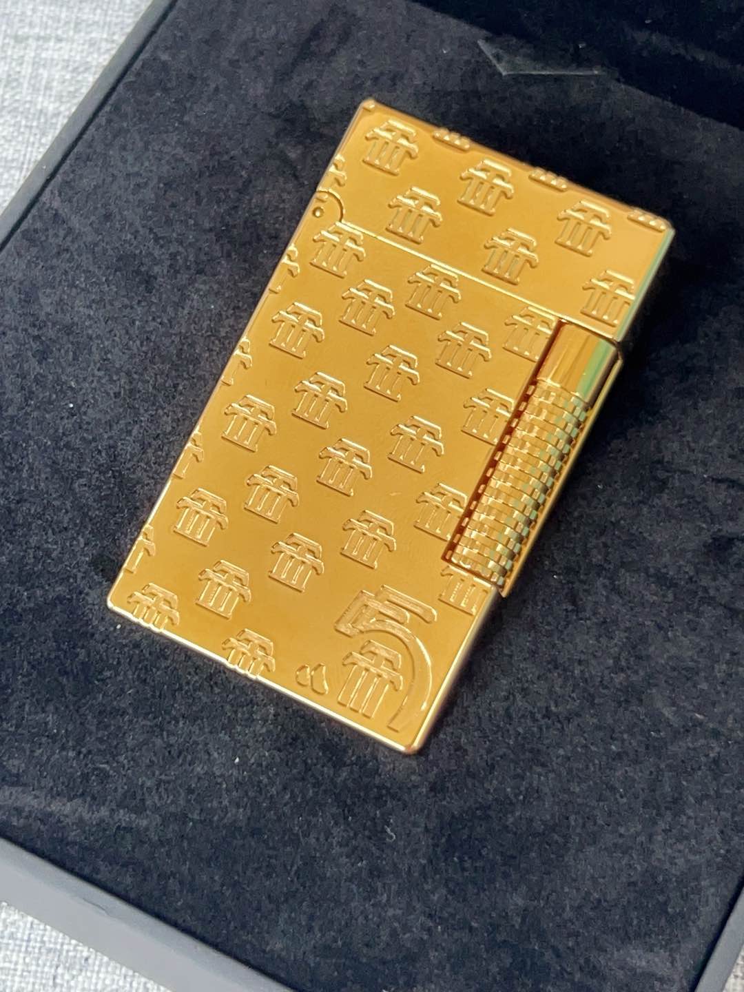 【双火款】👏七夕礼物👏情人节礼物👏今天给大家推荐的是法国都彭朗声充气打火机，打火机中的劳斯莱斯！！！


先给大家大致介绍一下这个品牌S.T. Dupont 中文翻译过来是法国都彭 但这个品牌已经被中国香港的迪生集团收购了 不光生产打火机 还有高端钢笔服装 皮具等等 但可能对我来说打火机是最出名的号称是打火机中的爱马仕 身份品味的象征 看过爱情公寓的小伙伴肯定对这个牌子不陌生 张伟无意中捡到一个都彭打火机装足了b优越感爆棚

这款烤漆的打火机 有时候比间金的还要贵 因为工艺十分复杂根据百度百科介绍，都彭打火机的生产要经过锻造、成型、打磨、上色、抛光等数十道工序，而且全部是手工制作！因此，任何两只相同颜色而于不同时间制造的都彭瓷漆产品，会有着很多细微的分别。制作一只都彭瓷漆火机必须经过四百九十二个工序及六百四十个检验程序！