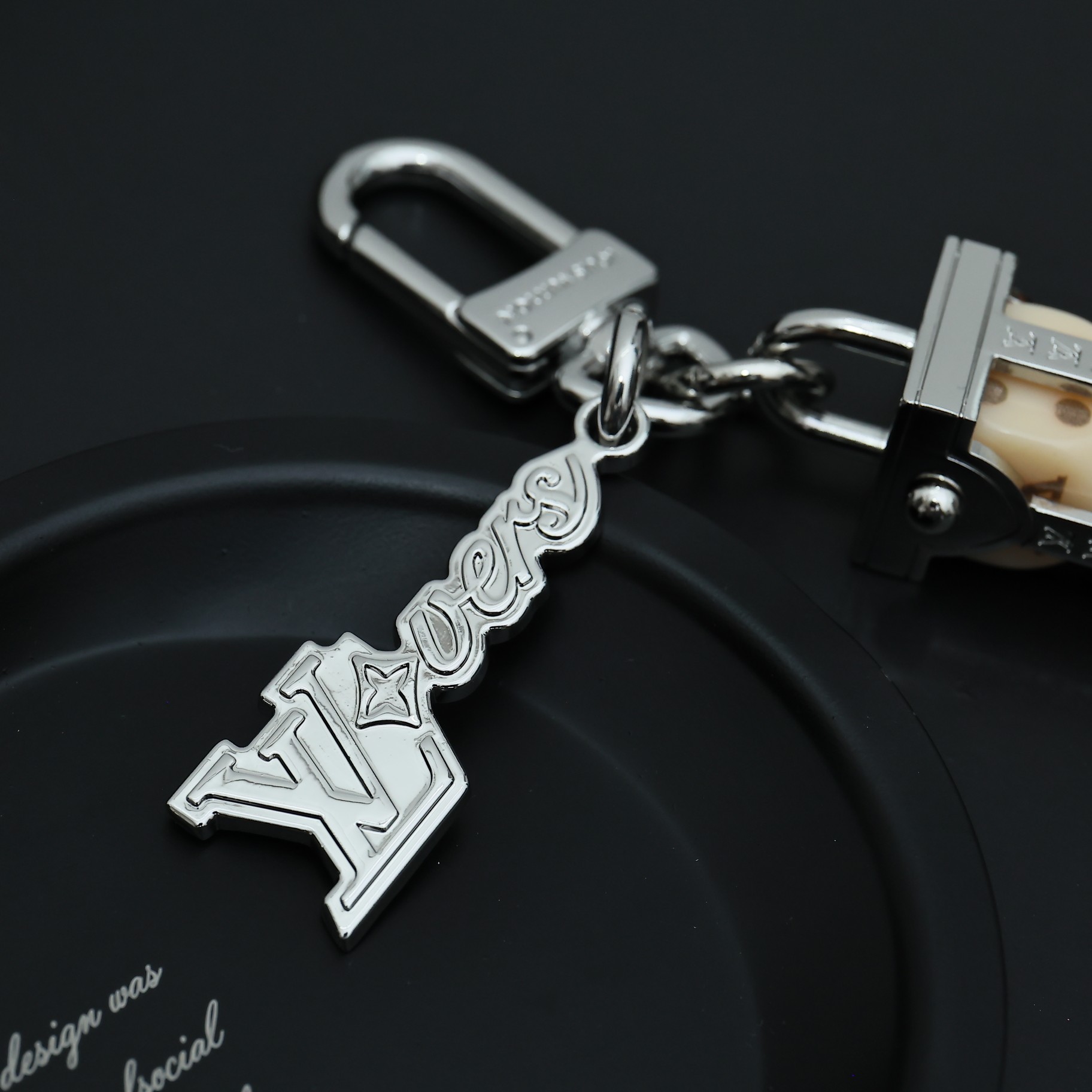 M01750当季新款
LV LOVERS DICE 包饰与钥匙扣￼
LV Lovers Dice 包饰与