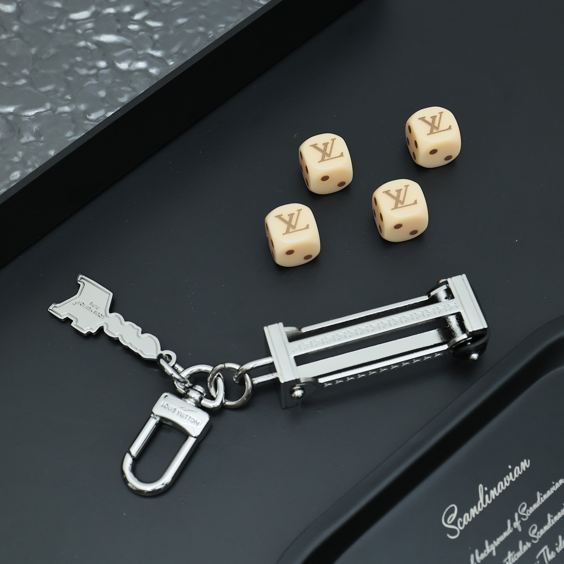 M01750当季新款
LV LOVERS DICE 包饰与钥匙扣￼
LV Lovers Dice 包饰与