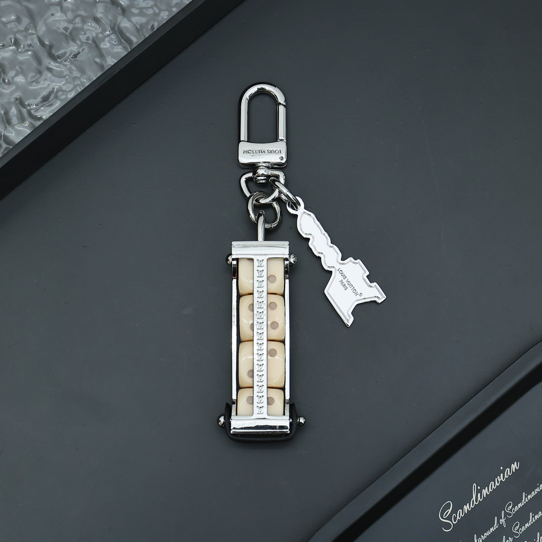 M01750当季新款
LV LOVERS DICE 包饰与钥匙扣￼
LV Lovers Dice 包饰与