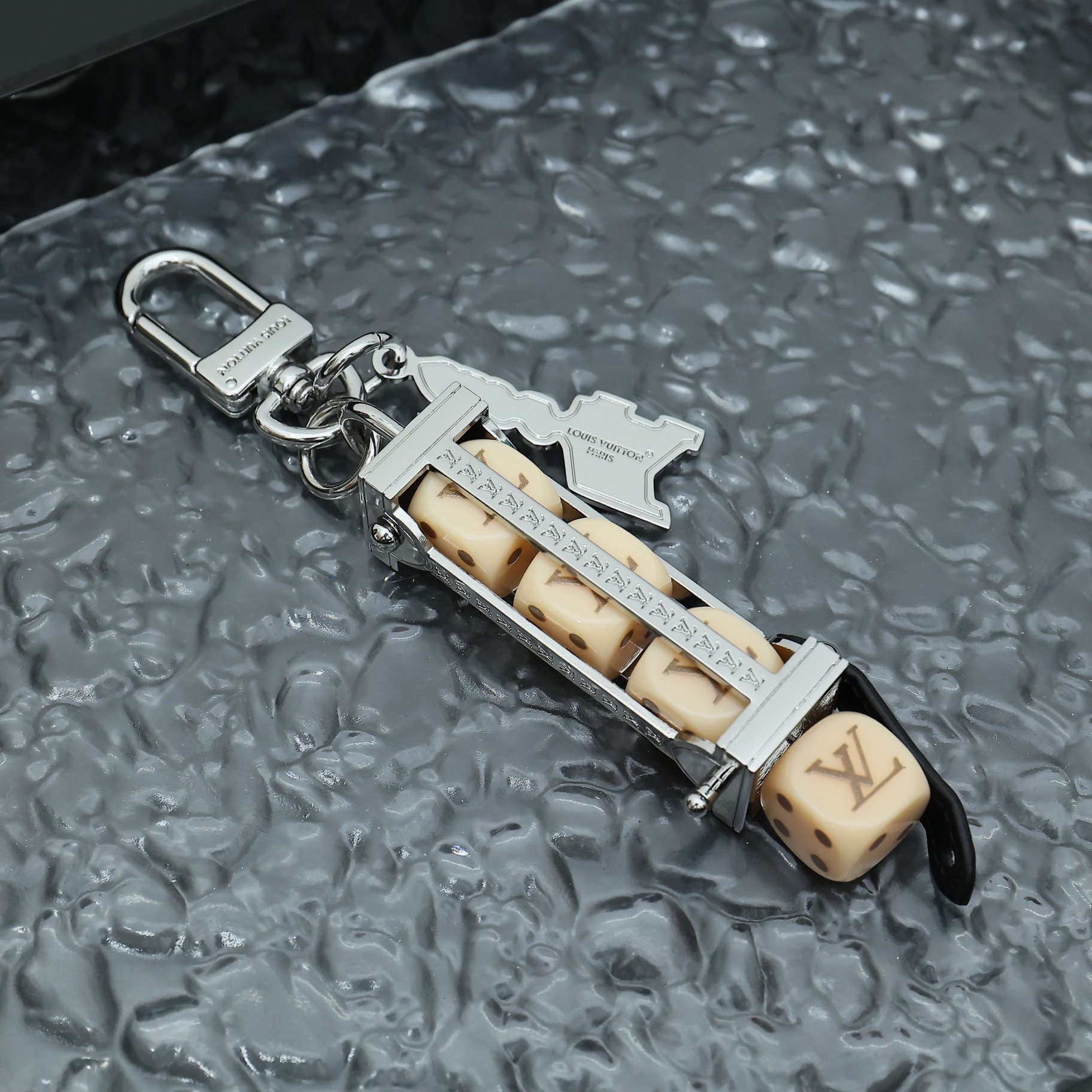 M01750当季新款
LV LOVERS DICE 包饰与钥匙扣￼
LV Lovers Dice 包饰与