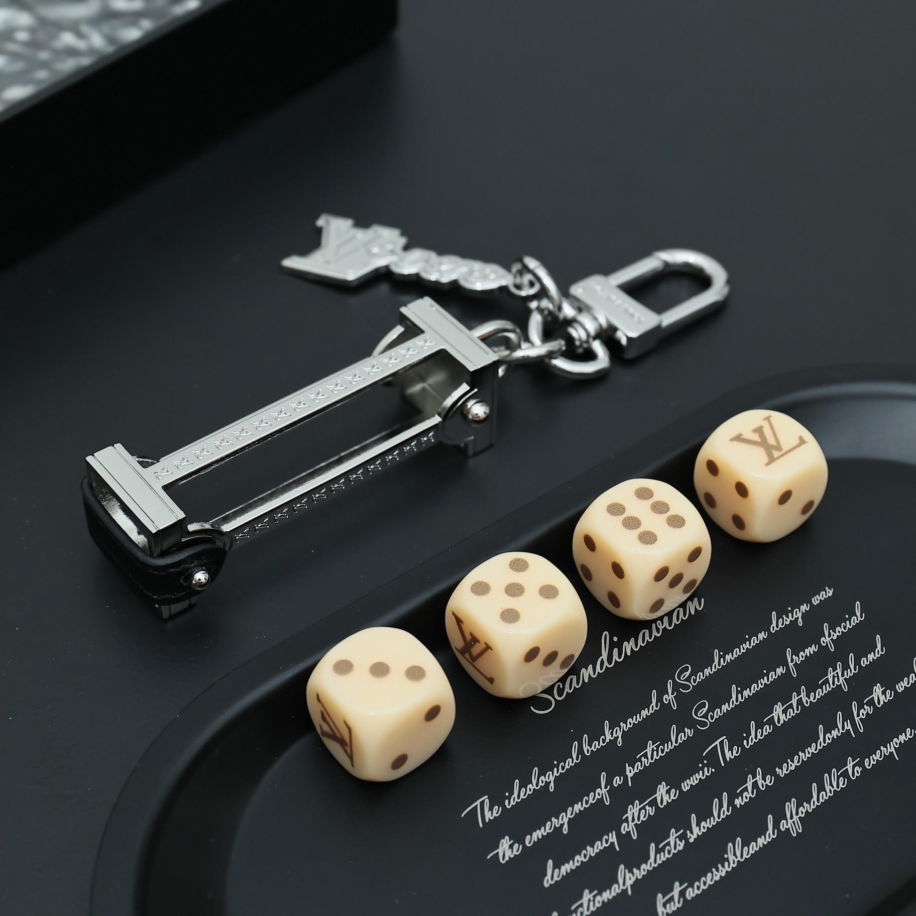 M01750当季新款
LV LOVERS DICE 包饰与钥匙扣￼
LV Lovers Dice 包饰与