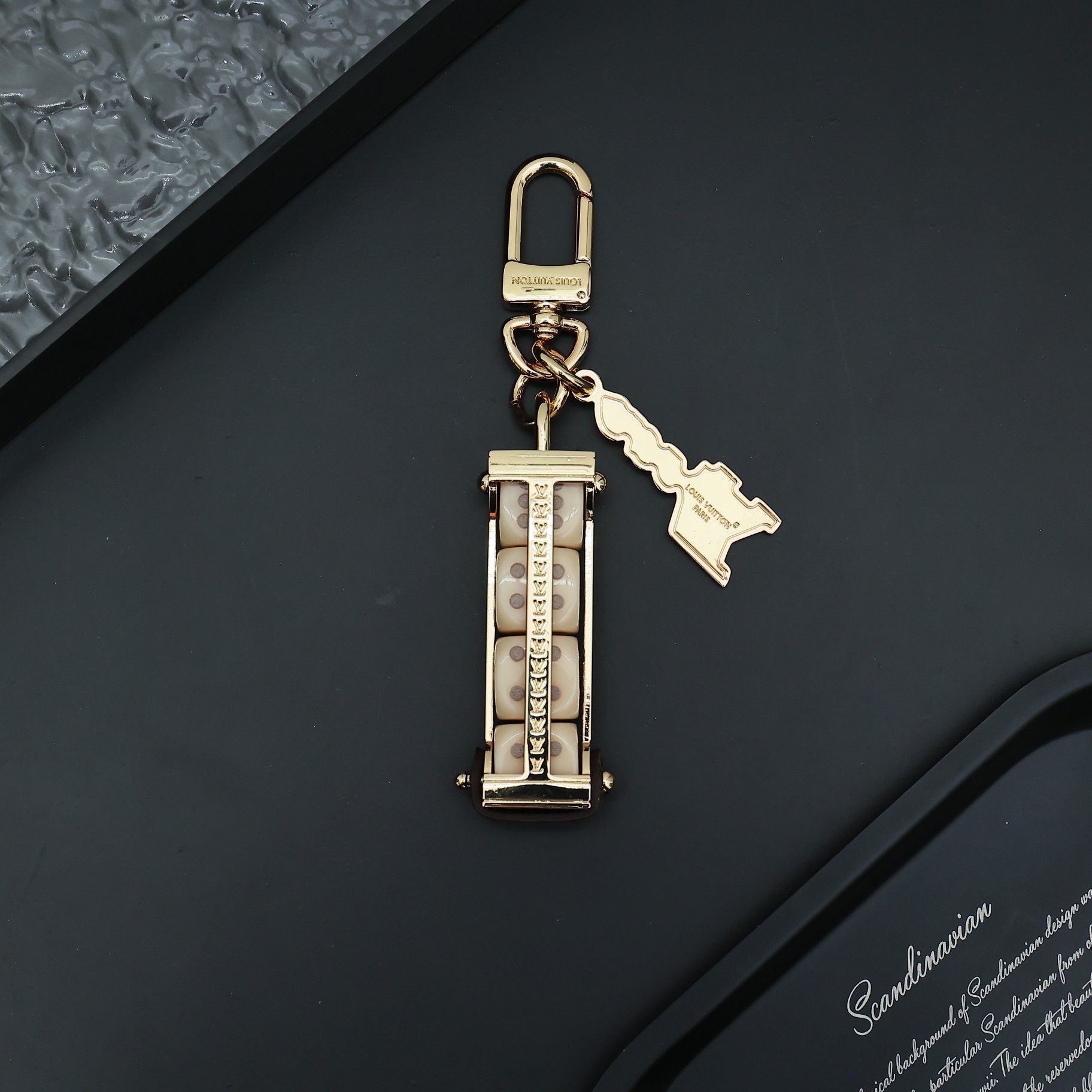 M01750当季新款
LV LOVERS DICE 包饰与钥匙扣￼
LV Lovers Dice 包饰与