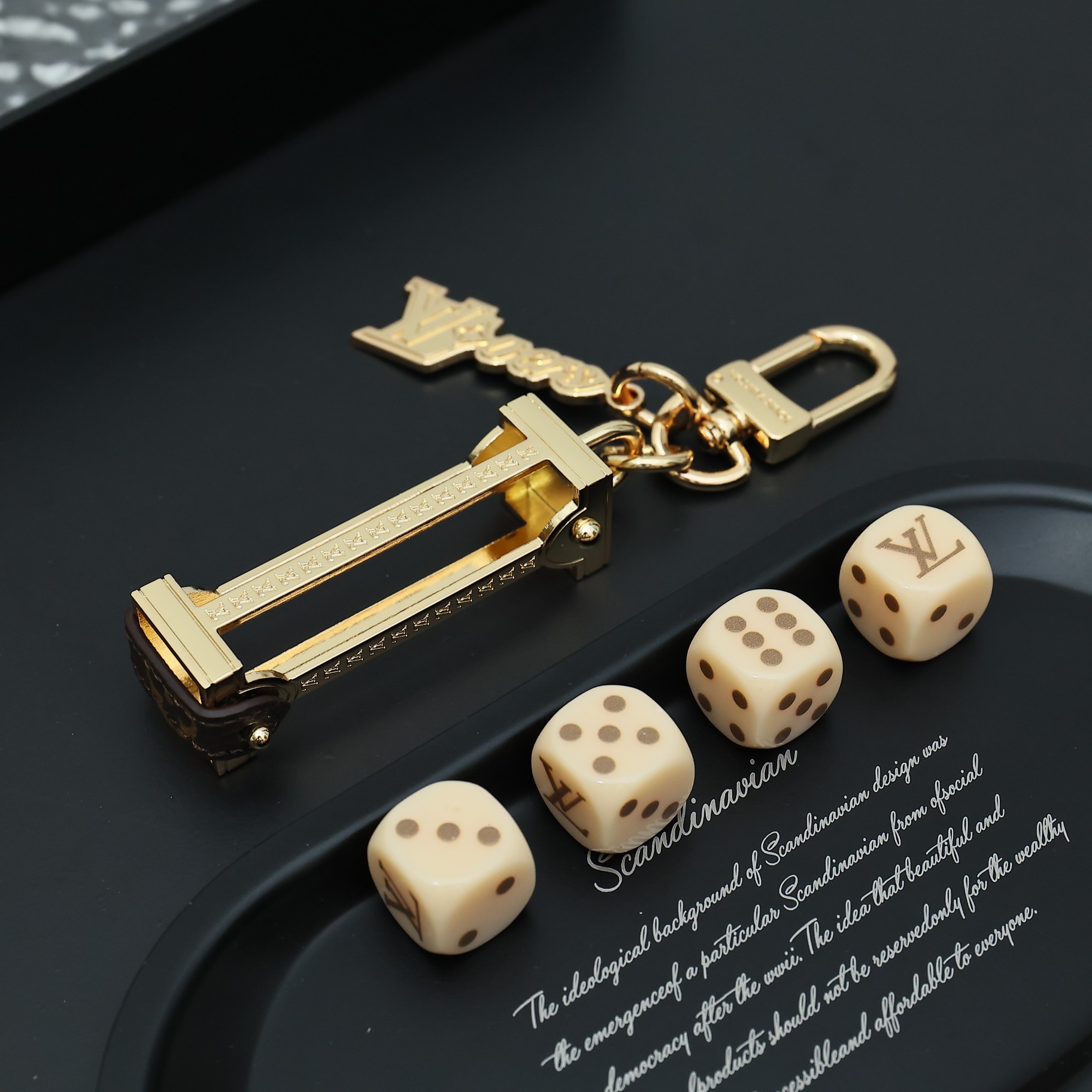 M01750当季新款
LV LOVERS DICE 包饰与钥匙扣￼
LV Lovers Dice 包饰与