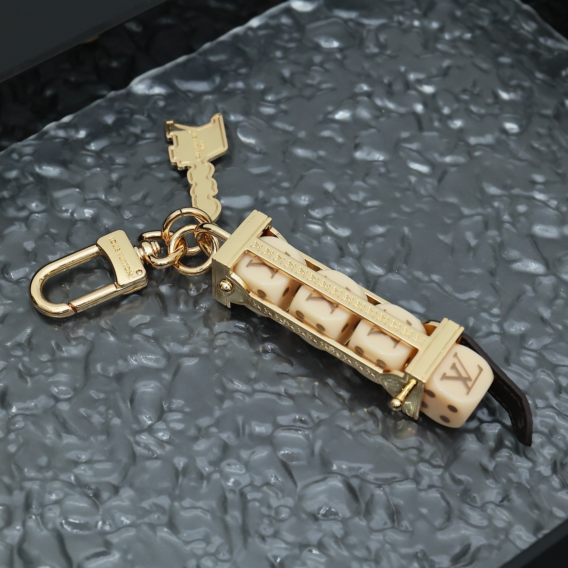 M01750当季新款
LV LOVERS DICE 包饰与钥匙扣￼
LV Lovers Dice 包饰与
