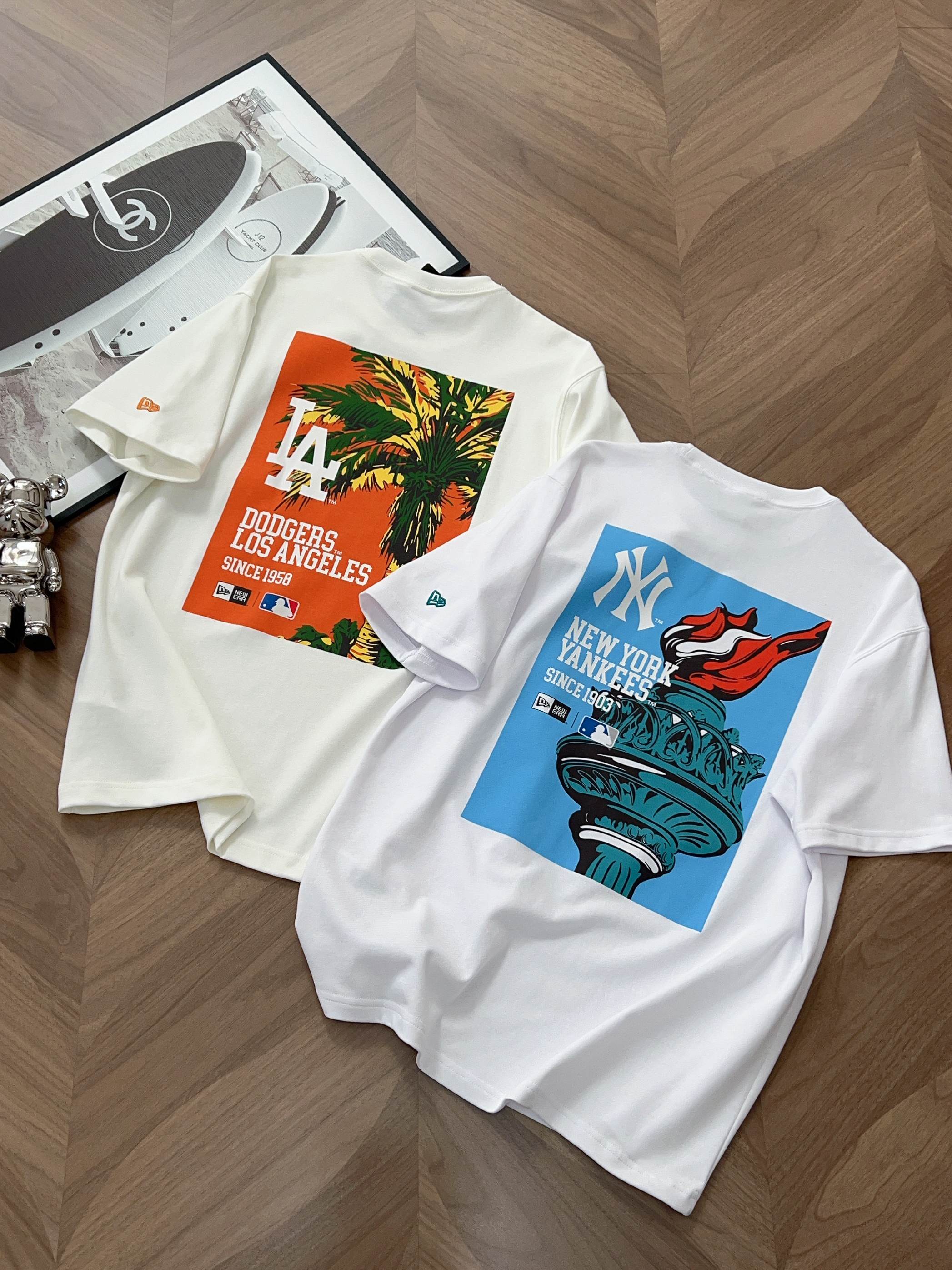 💰95
Newera纽亦华25年夏日海报系列情侣T恤，采用原版面料coolera科技面料

纱线成分完全同步67%棉-33%聚酯纤维

区别于传统的T恤面料和针织针法!

coolera面料是一种 复合型的面料工艺表层是纯棉肌理内层是蜂窝网状肌理保持舒适度和透气性的同时还有很好的速干性能还不易起球变形!不是市面.上普通的印花！

3D数码印花经过了6-7遍的的手序才达到如此光泽感!色彩还原度极高! 

在韩被疯抢到断货的单品！！

采用的原版coolear科技面料，通肩拉条细节满满，看似普通的T恤，实则性能堪比专业速干T!有质感又舒适！！

logo刺绣标缀于左侧袖口，胸前职业碗徽标印花，背后是对应的大图案印花，胶印质感非常好手感细腻柔韧色彩艳丽！

潮趣十足还很有纪念意义！
尺码：图九