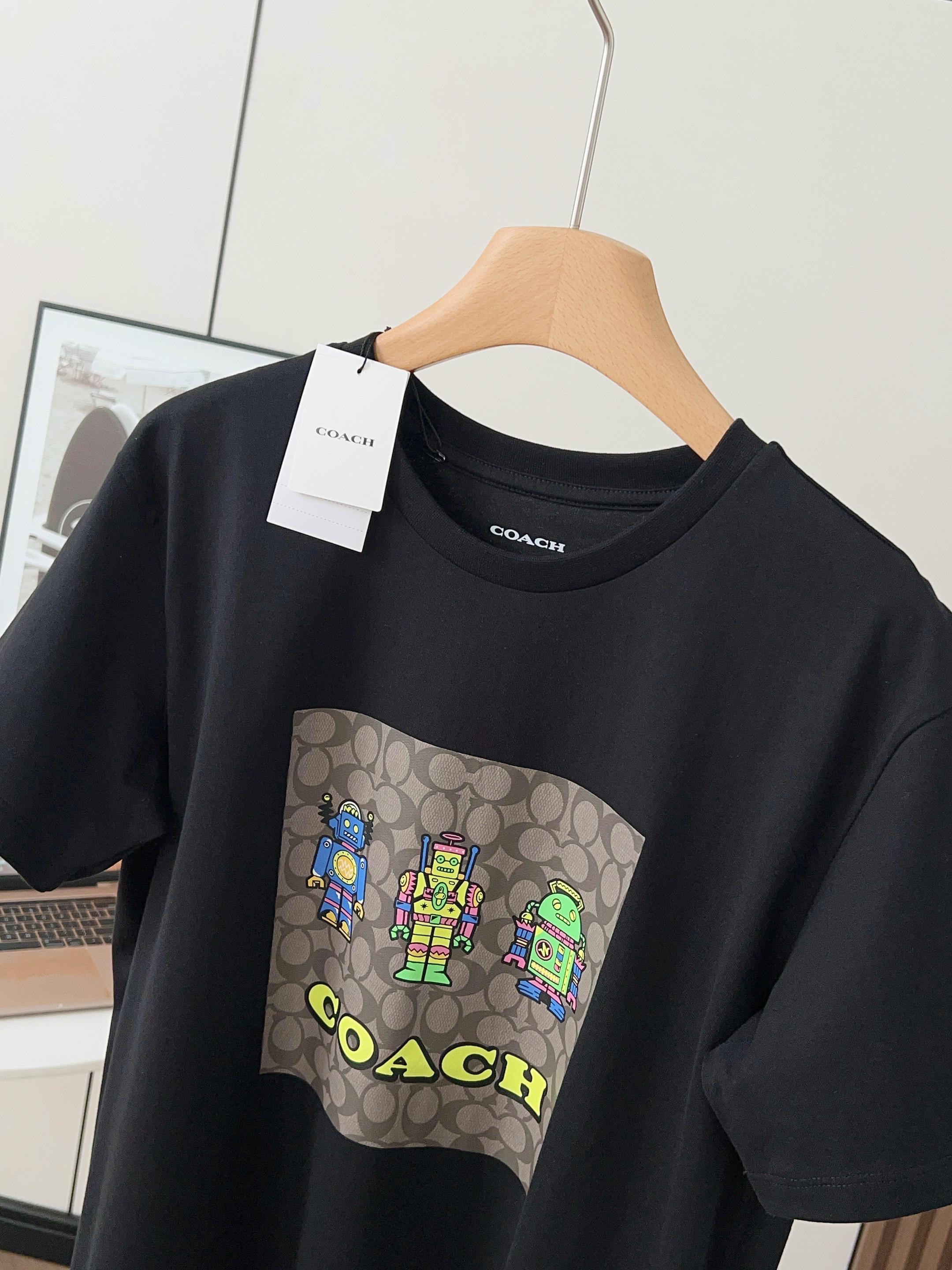 💰100
COACH新款短袖经典C字LOGO大家都很熟悉啦,蔻驰的标志性元素,满满的高级感。但这次它和灵动的小机器人印花搭配在一起,瞬间碰撞出奇妙的火花。小机器人的图案设计得超有创意,细节满满,每一个线条都仿佛带着科技感与童趣,和经典C标结合,既保留了蔻驰一贯的优雅大气,又增添了几分俏皮活泼,日常穿出门,吸睛度爆表,绝对不会撞款!
230g纯棉定织定染的面料,质感真的无敌。摸起来柔软亲肤,贴身穿超级舒服,完全不会有刺痒感。而且这种面料的透气性特别好,夏天穿也不会觉得闷热,能时刻保持干爽舒适。经过多次水洗也不易变形、褪色,品质超有保障,入手一件可以穿很久。
做工,走线工整得挑不出一点毛病。每一针每一线的间距都均匀一致,边缘处理得干净利落,细节之处尽显大牌品质。版型也是非常标准,不松不紧,恰到好处地修饰身材线条,不管是搭配牛仔裤打造休闲风,还是配上半身裙营造优雅气质,都能轻松驾驭。
尺码:图九
S. M. L. XL