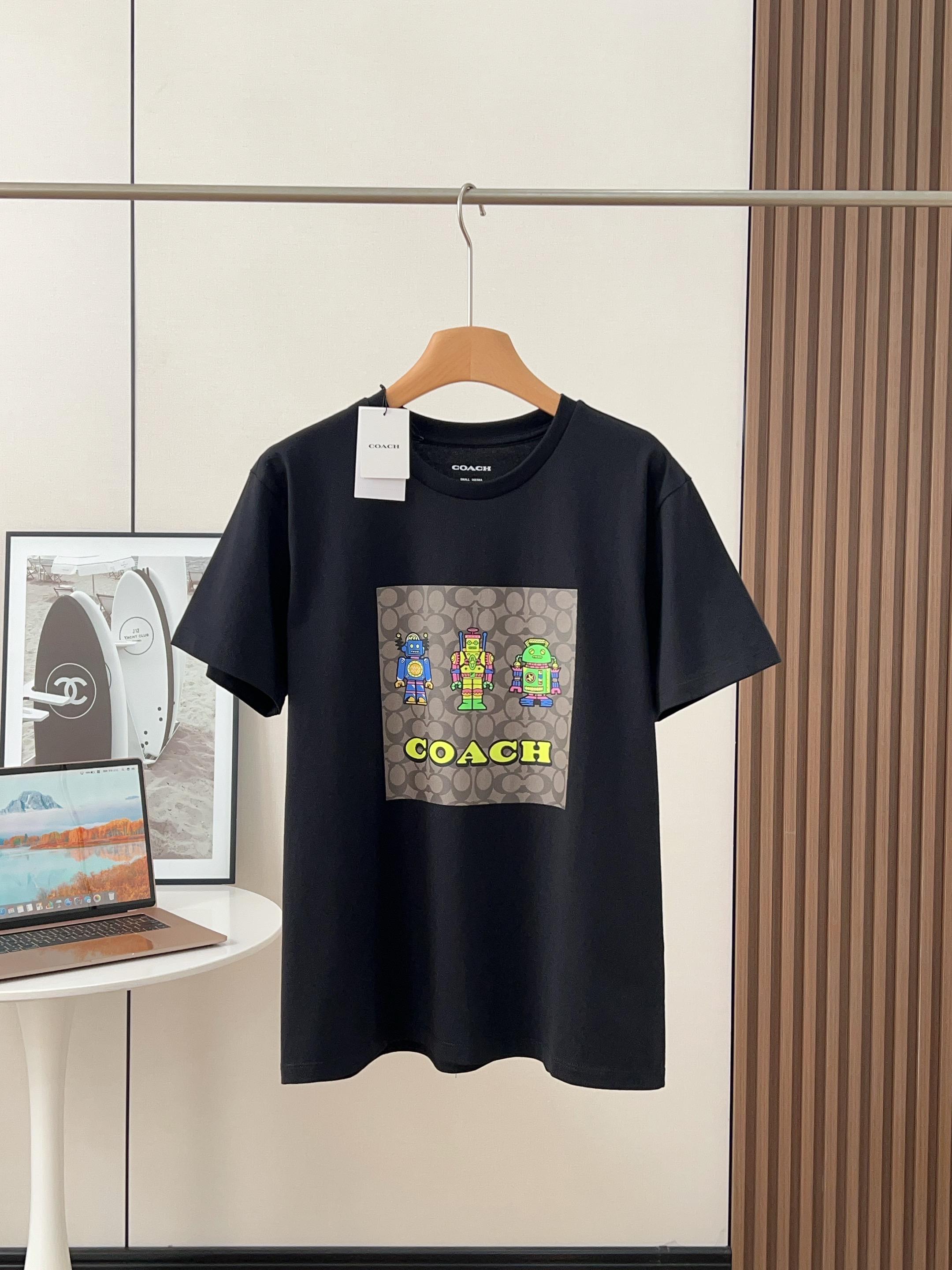 💰100
COACH新款短袖经典C字LOGO大家都很熟悉啦,蔻驰的标志性元素,满满的高级感。但这次它和灵动的小机器人印花搭配在一起,瞬间碰撞出奇妙的火花。小机器人的图案设计得超有创意,细节满满,每一个线条都仿佛带着科技感与童趣,和经典C标结合,既保留了蔻驰一贯的优雅大气,又增添了几分俏皮活泼,日常穿出门,吸睛度爆表,绝对不会撞款!
230g纯棉定织定染的面料,质感真的无敌。摸起来柔软亲肤,贴身穿超级舒服,完全不会有刺痒感。而且这种面料的透气性特别好,夏天穿也不会觉得闷热,能时刻保持干爽舒适。经过多次水洗也不易变形、褪色,品质超有保障,入手一件可以穿很久。
做工,走线工整得挑不出一点毛病。每一针每一线的间距都均匀一致,边缘处理得干净利落,细节之处尽显大牌品质。版型也是非常标准,不松不紧,恰到好处地修饰身材线条,不管是搭配牛仔裤打造休闲风,还是配上半身裙营造优雅气质,都能轻松驾驭。
尺码:图九
S. M. L. XL