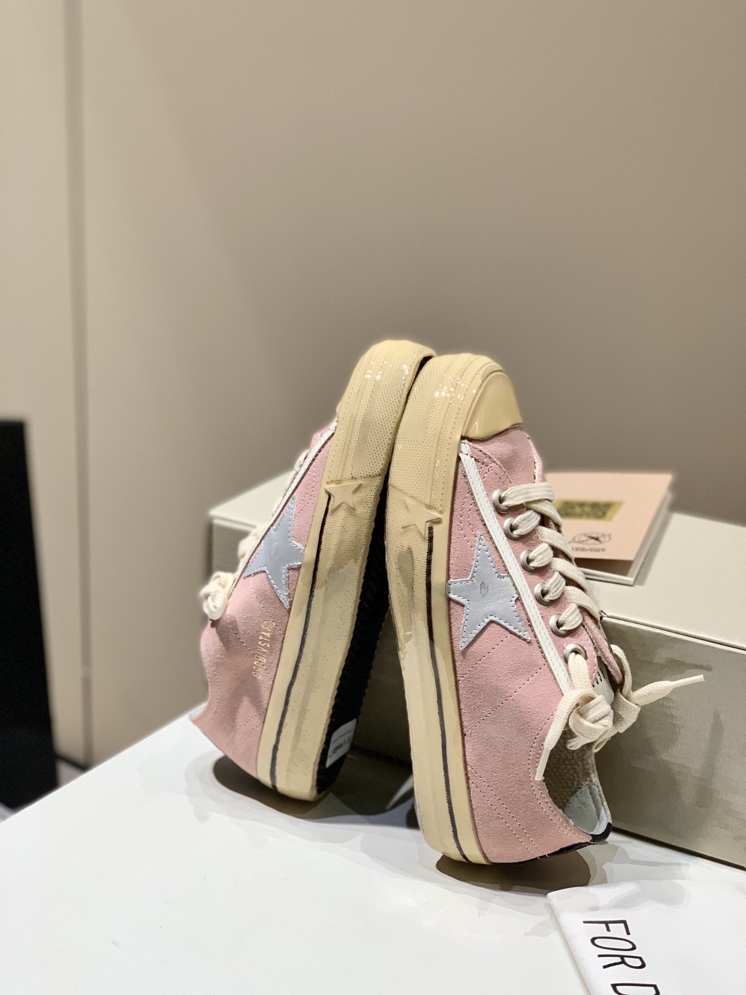 NO:210039,The big seller at the end of the year is all high-end personal products; early delivery is early; 35/4; 36/6; 37/2; 38/7; 39/3; 40/2 Please note that the big seller at the end of the year is not refunded or exchanged, special prices,19860909年尾大甩,全部是高端自留款；早下早得；码数35/4；36/6；37/2；38/7；39/3；40/2注意年尾大甩货,全部不退换,特价款,,Children's