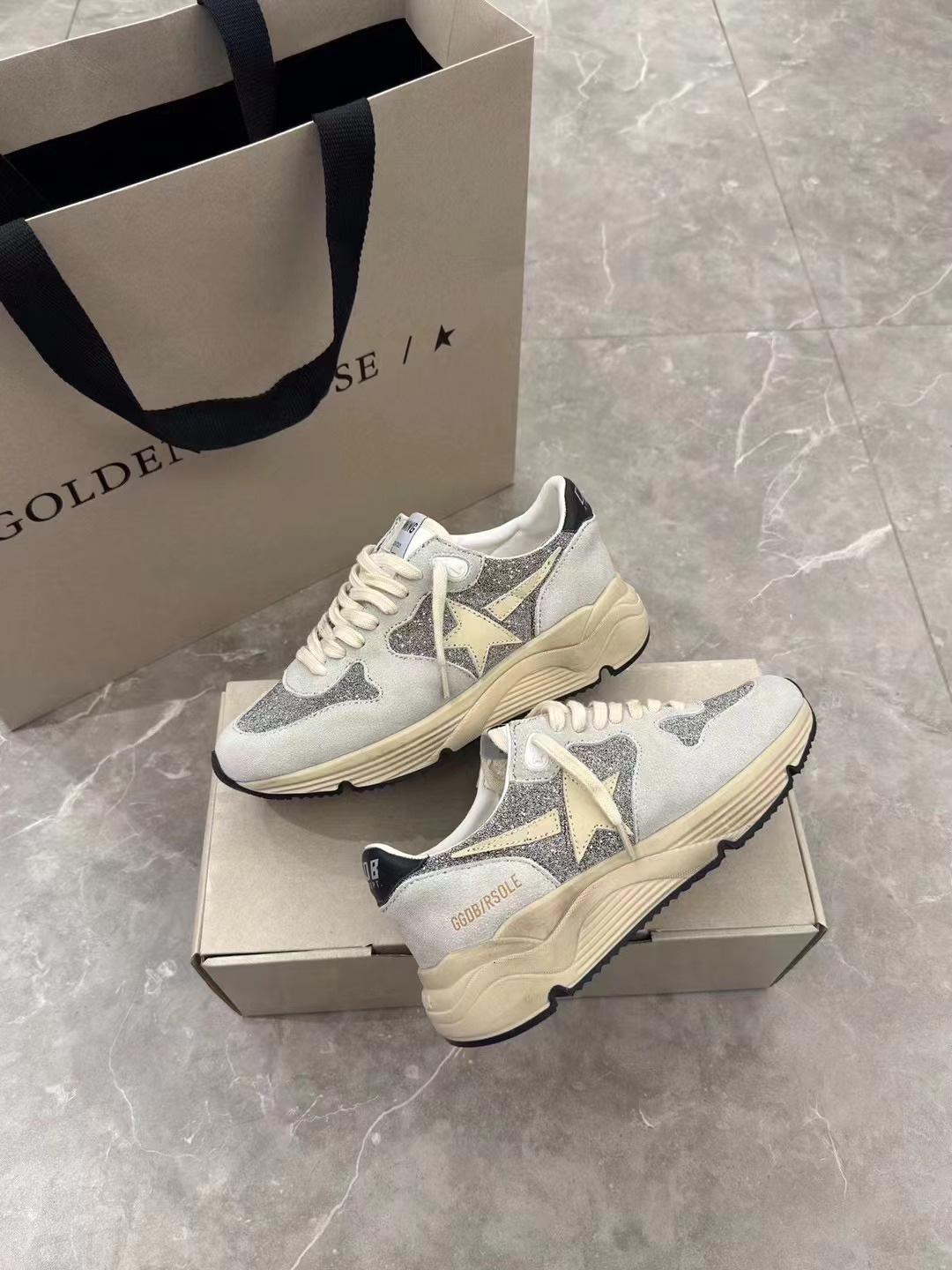 NO:210134,The big seller at the end of the year is all high-end personal products; early delivery is early; 35/4; 36/12; 37/2; 38/14; 39/5; 40/2; pay attention to the big seller at the end of the year, all of which are not returned or exchanged, special prices,19860909年尾大甩,全部是高端自留款；早下早得；码数35/4；36/12；37/2；38/14；39/5；40/2；注意年尾大甩货,全部不退换,特价款,,Children's