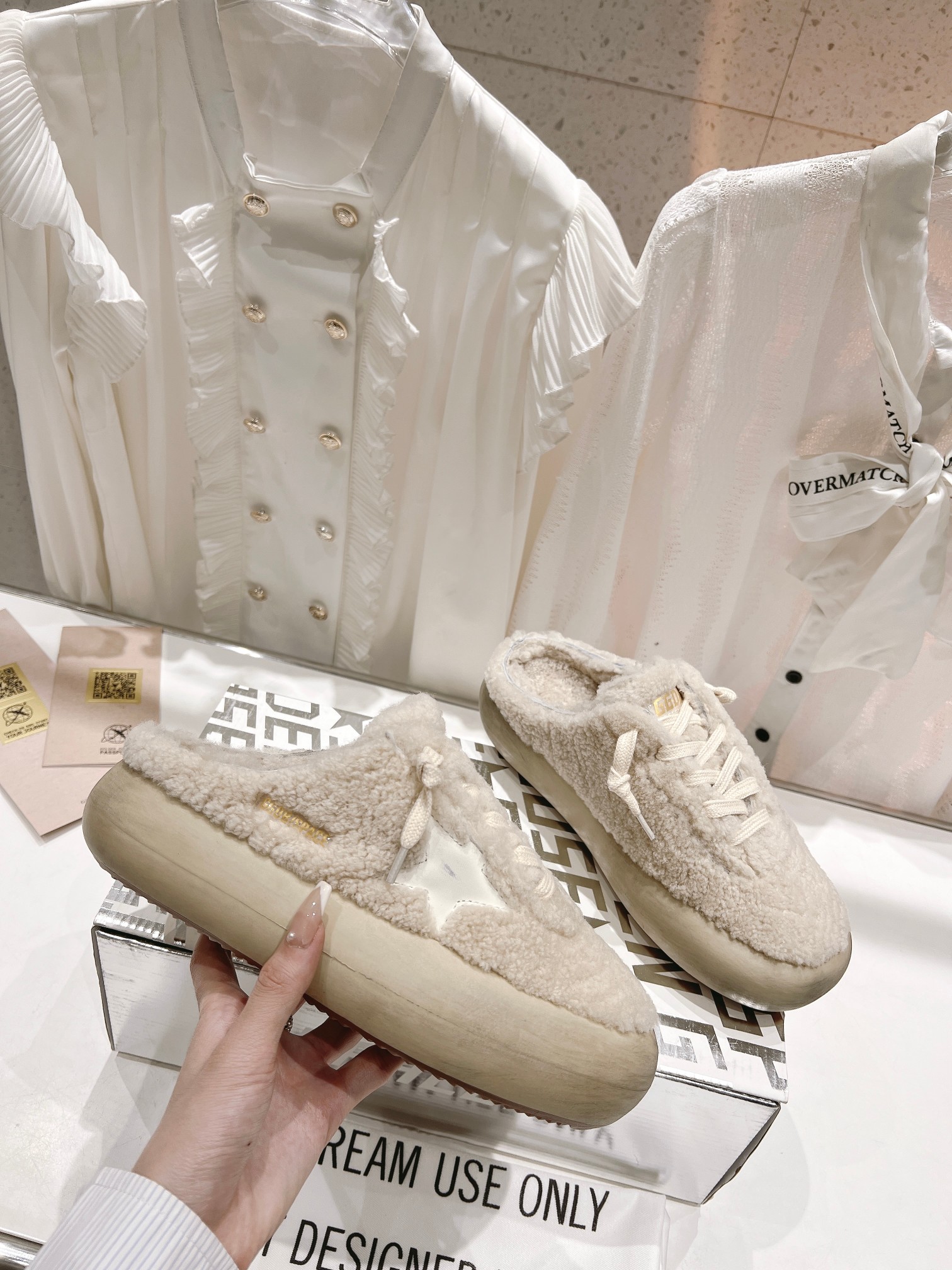 NO:210141,The big seller at the end of the year is all high-end personal products; early delivery is early; 35/3; 36/3; 37/4; 38/5; 39/5; 40/4; pay attention to the big seller at the end of the year, all of which are not returned or exchanged, special prices,19860909年尾大甩,全部是高端自留款；早下早得；码数35/3；36/3；37/4；38/5；39/5；40/4；注意年尾大甩货,全部不退换,特价款,,Children's