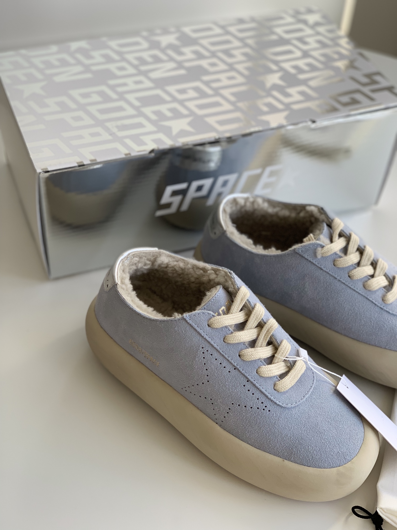 NO:210144,The big seller at the end of the year is all high-end personal products; early delivery is early; 35/4; 36/3; 37/4; 38/6; 39/4; 40/5; pay attention to the big seller at the end of the year, all of which are not returned or exchanged, special prices,19860909年尾大甩,全部是高端自留款；早下早得；码数35/4；36/3；37/4；38/6；39/4；40/5；注意年尾大甩货,全部不退换,特价款,,Children's