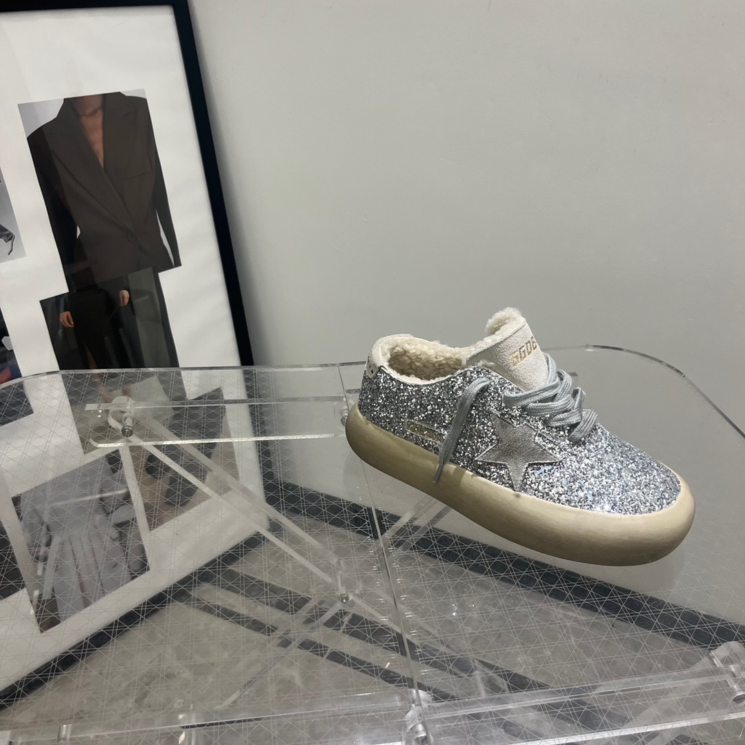 NO:210010,The big seller at the end of the year is all high-end personal products; early delivery is early; 35/5; 36/8; 37/1; 38/6; 40/7; Pay attention to the big seller at the end of the year, all of which are not returned or exchanged, special prices,19860909年尾大甩,全部是高端自留款；早下早得；码数35/5；36/8；37/1；38/6；40/7；；注意年尾大甩货,全部不退换,特价款,,Children's