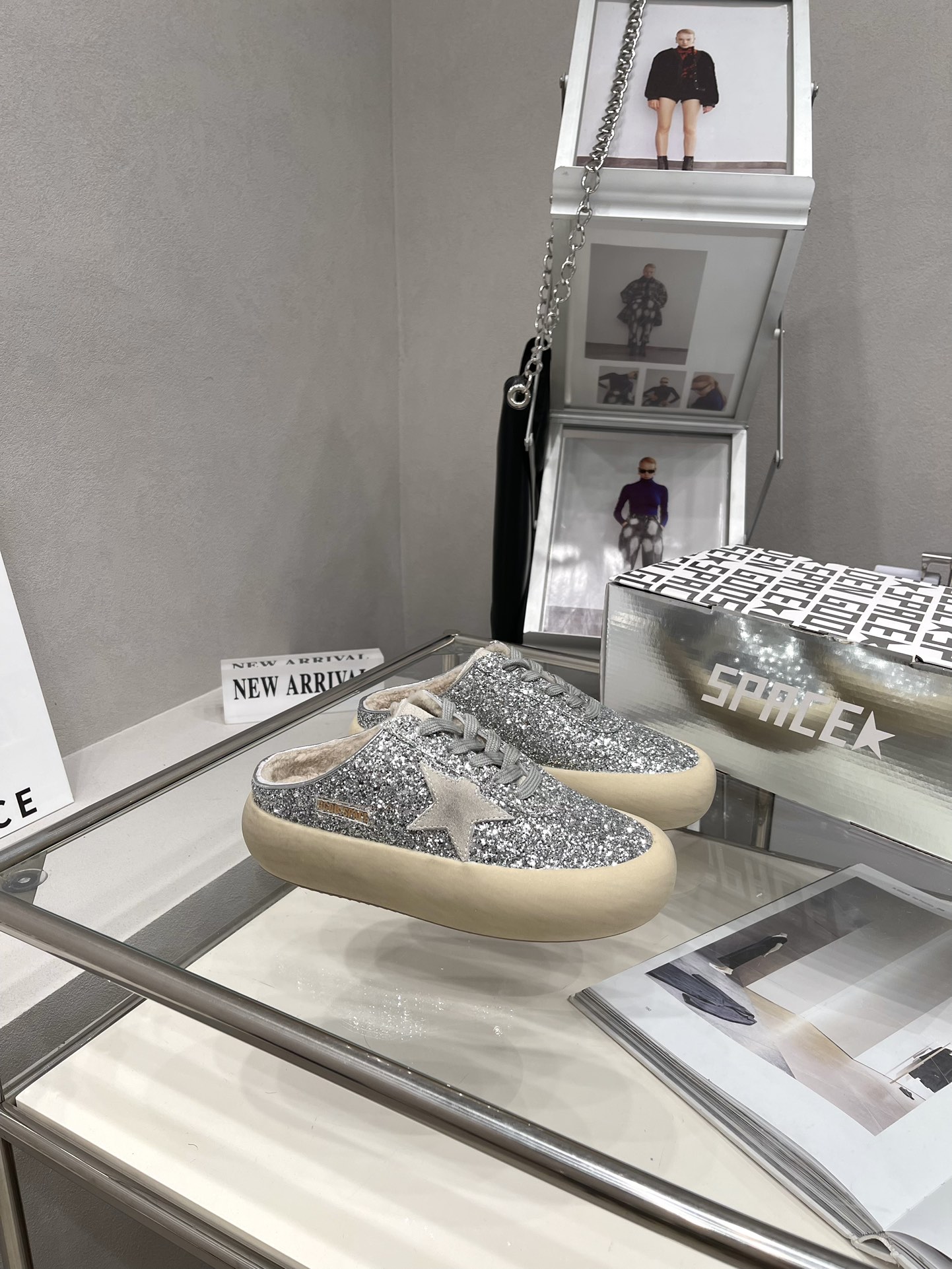 NO:210016,The big seller at the end of the year is all high-end personal products; early delivery is early; 35/5; 36/9; 37/15; 38/13; 39/7; 40/4; pay attention to the big seller at the end of the year, all of which are not returned or exchanged, special prices,19860909年尾大甩,全部是高端自留款；早下早得；码数35/5；36/9；37/15；38/13；39/7；40/4；注意年尾大甩货,全部不退换,特价款,,Children's