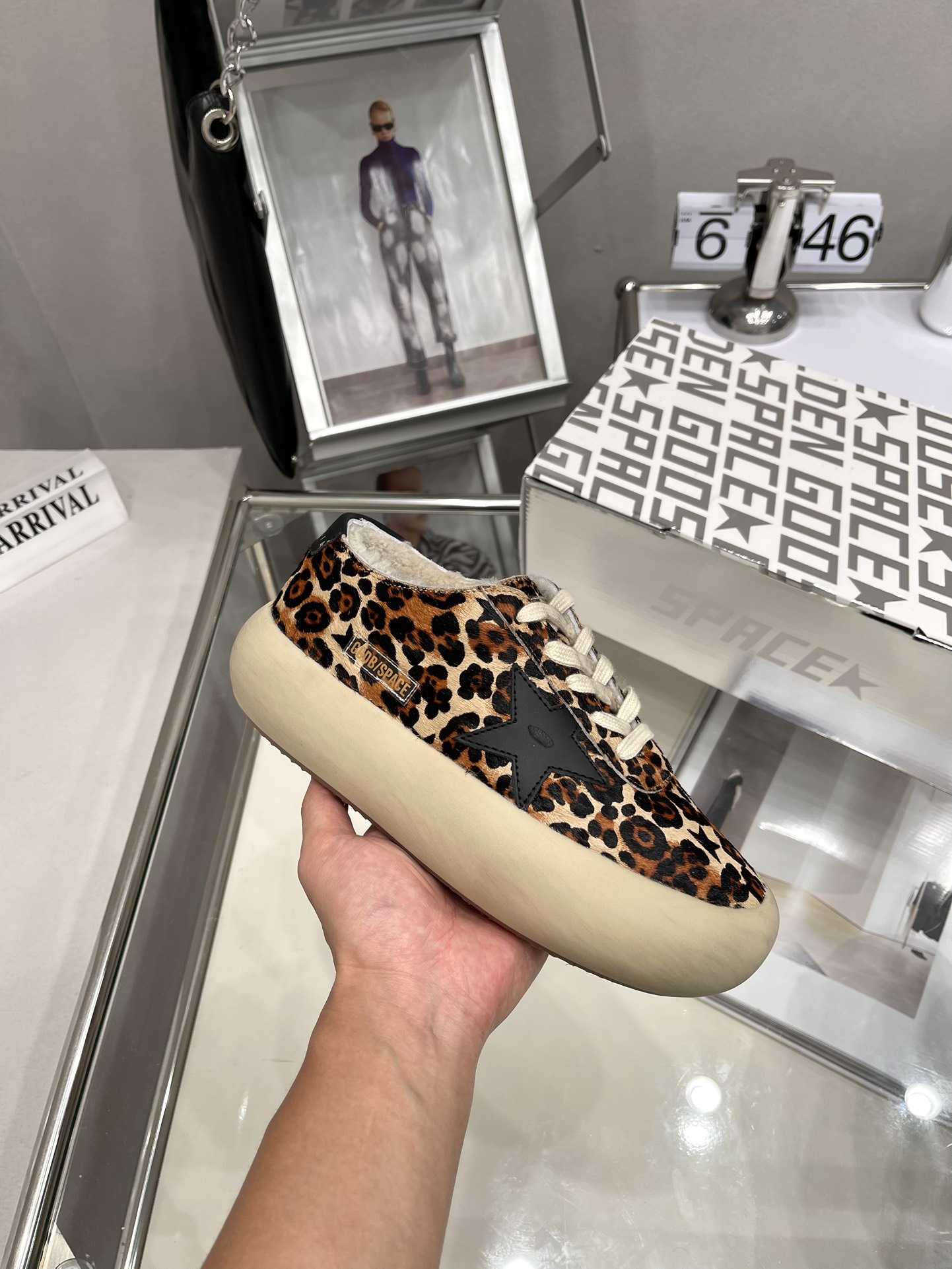 NO:210022,The big seller at the end of the year is all high-end personal products; early delivery is early; 35/6; 36/13; 37/5; 38/7; 39/5; 40/4; pay attention to the big seller at the end of the year, all of which are not returned or exchanged, special prices,19860909年尾大甩,全部是高端自留款；早下早得；码数35/6；36/13；37/5；38/7；39/5；40/4；注意年尾大甩货,全部不退换,特价款,,Children's