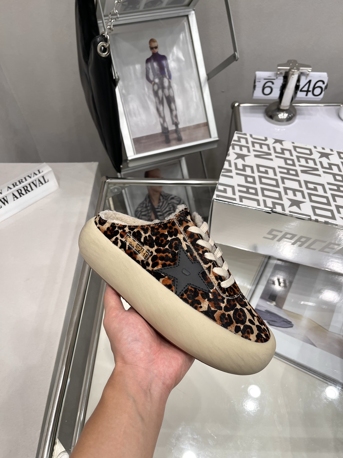 NO:210029,The big seller at the end of the year is all high-end personal products; early delivery is early; 35/4; 36/9; 37/8; 38/3; 39/5; 40/3; pay attention to the big seller at the end of the year, all of which are not returned or exchanged, special prices,19860909年尾大甩,全部是高端自留款；早下早得；码数35/4；36/9；37/8；38/3；39/5；40/3；注意年尾大甩货,全部不退换,特价款,,Children's