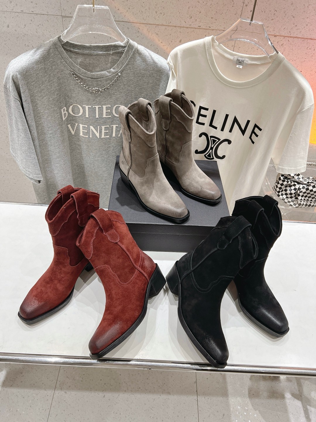 NO:209812,Black gray: New Year's goods are sold out; all are high-end personal products; early delivery is early; black 35/4; 36/6; 37/6; 38/3; 39/2; 40/1; gray 35/1; 36/1; 37/1; 38/8; 39/4; 40/1;. Pay attention to the big discount at the end of the year, all are not returned or exchanged, special prices,19860909黑色灰色 狂甩年货甩；全部是高端自留款；早下早得早得； 黑色35/4；36/6；37/6；38/3；39/2；40/1； 灰色35/1；36/1；37/1；38/8；39/4；40/1；.注意年尾大甩货,全部不退换,特价款,,Children's