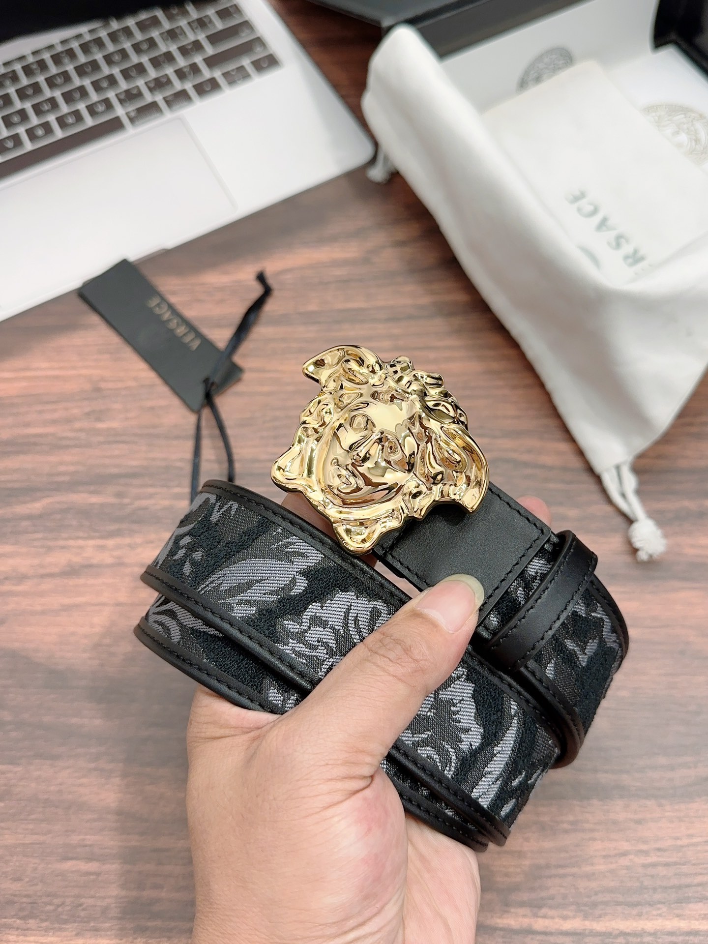  范思哲这款提花腰带饰有 Barocco 印花和标志性的 La Medusa 搭扣