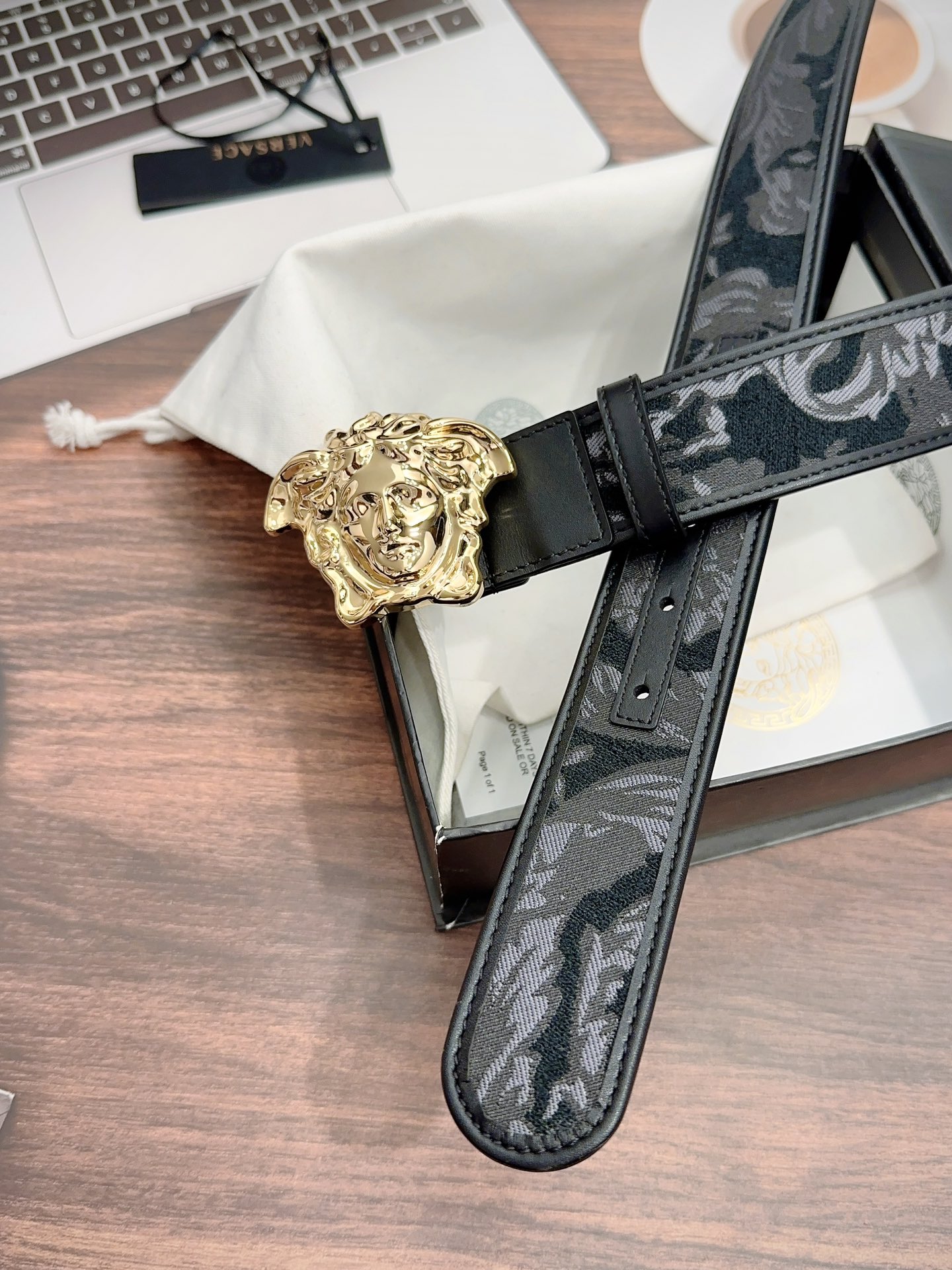  范思哲这款提花腰带饰有 Barocco 印花和标志性的 La Medusa 搭扣